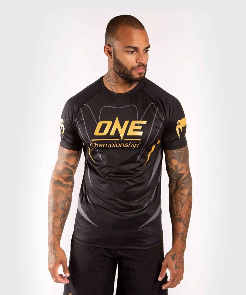 VENUM/ヴェナム VENUM X ONE FC DRY TECH T-SHIRT／ヴェナム×ONE FC ドライテックTシャツ（黒／ゴールド）