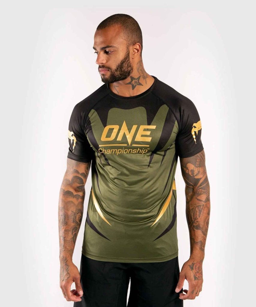 VENUM/ヴェナム VENUM X ONE FC DRY TECH T-SHIRT／ヴェナム×ONE FC ドライテックTシャツ（カーキ／ゴールド）