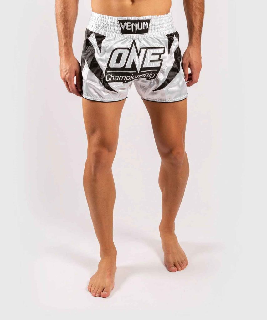 VENUM/ヴェナム VENUM X ONE FC MUAY THAI SHORTS／ヴェナム×ONE FC ムエタイショーツ（白／黒）