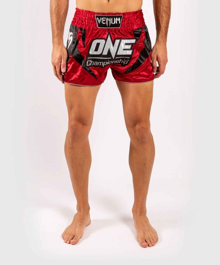 VENUM/ヴェナム VENUM X ONE FC MUAY THAI SHORTS／ヴェナム×ONE FC ムエタイショーツ（レッド／黒）