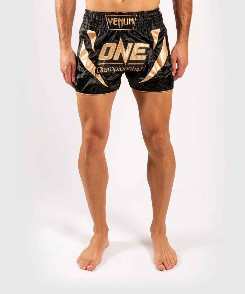 VENUM/ヴェナム VENUM X ONE FC MUAY THAI SHORTS／ヴェナム×ONE FC ムエタイショーツ（黒／ゴールド）