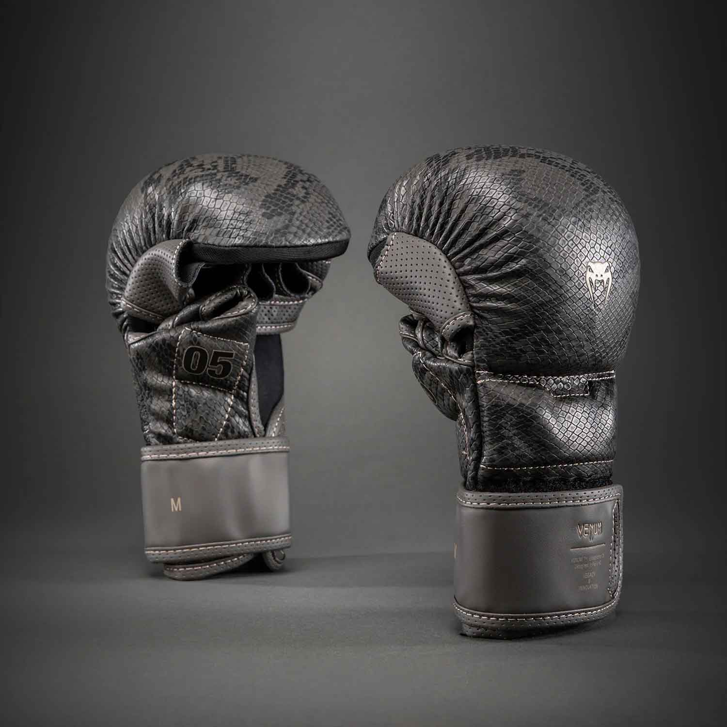 Impact Evo Scales Sparring MMA Gloves／インパクト エヴォ スケール スパーリング MMAグローブ（ダークグレー／黒）