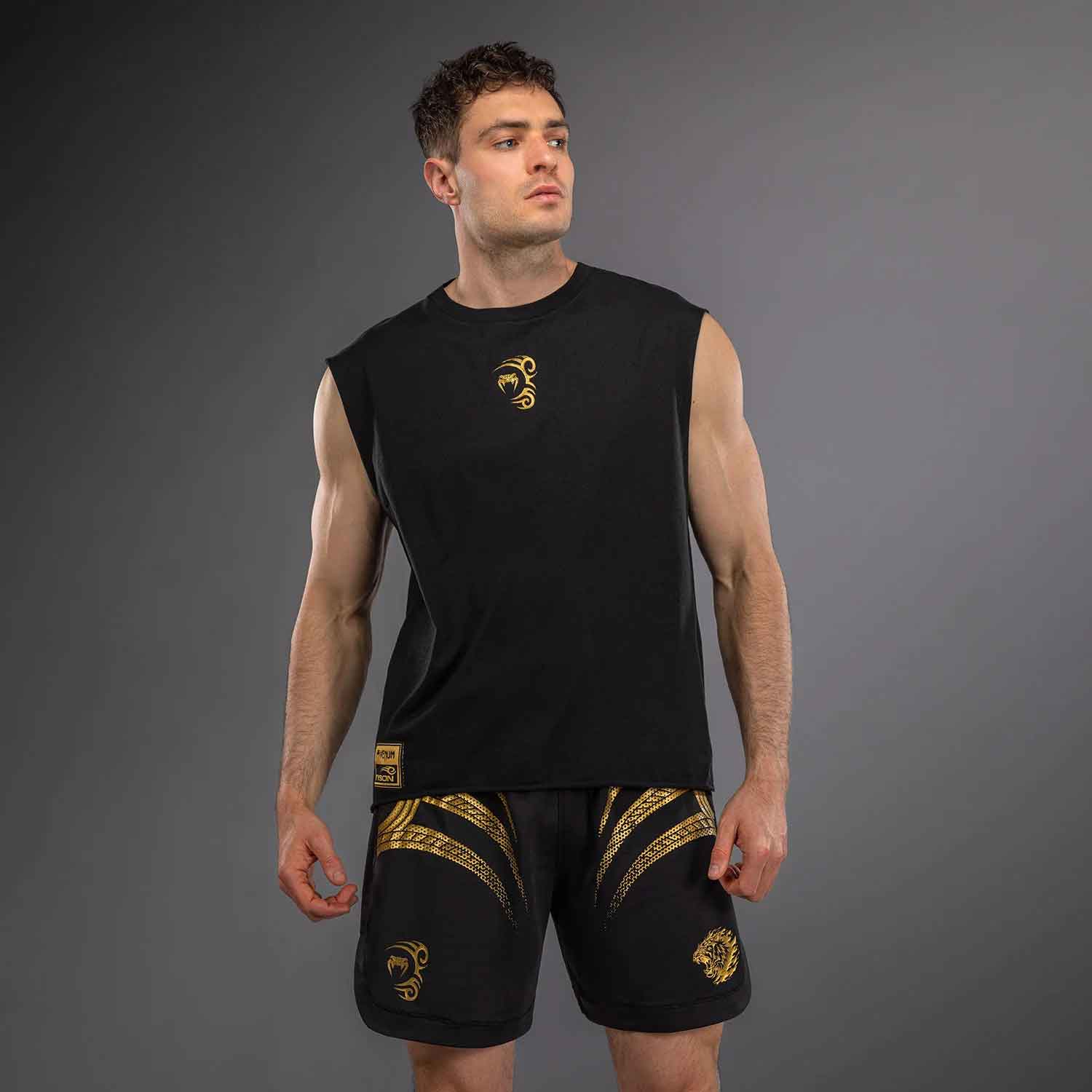 Venum x Mike Tyson Tiger Sleeveless T-Shirt／ヴェナム×マイク・タイソン タイガー スリーブレスTシャツ（黒／ゴールド）