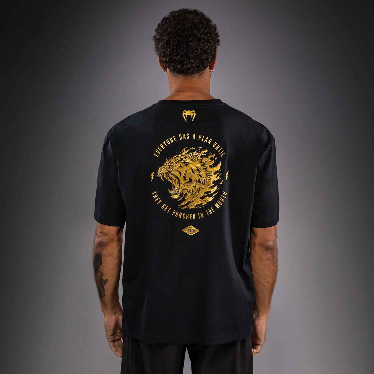 Venum x Mike Tyson Tiger T-Shirt／ヴェナム×マイク・タイソン タイガー Tシャツ（黒／ゴールド）