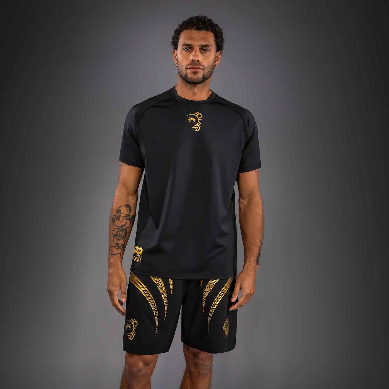 Venum x Mike Tyson Tiger Dry Tech T-Shirt／ヴェナム×マイク・タイソン タイガー ドライテックTシャツ（黒／ゴールド）