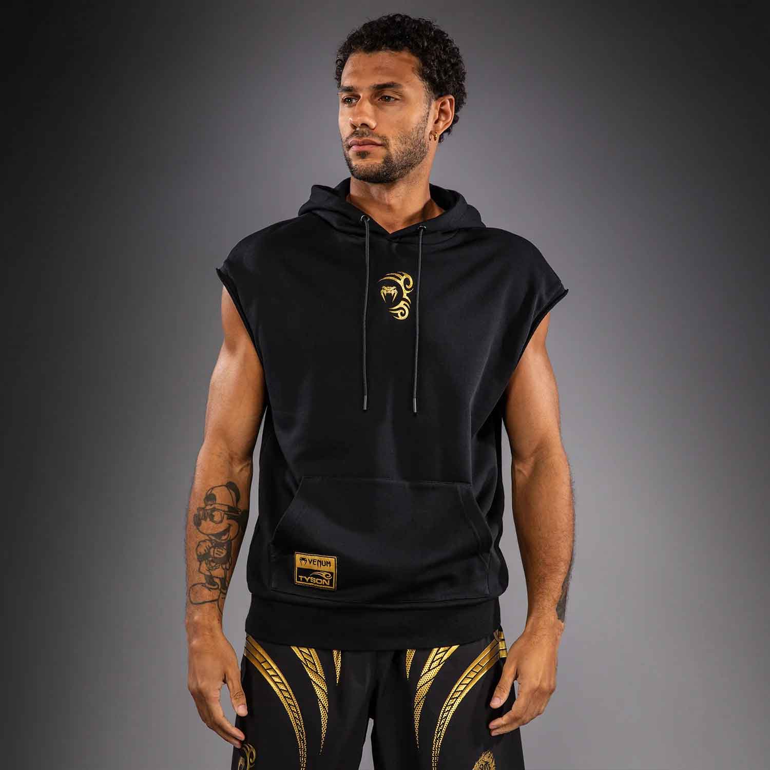 Venum x Mike Tyson Tiger Sleeveless Hoodie／ヴェナム×マイク・タイソン タイガー スリーブレス フーディー（黒／ゴールド）