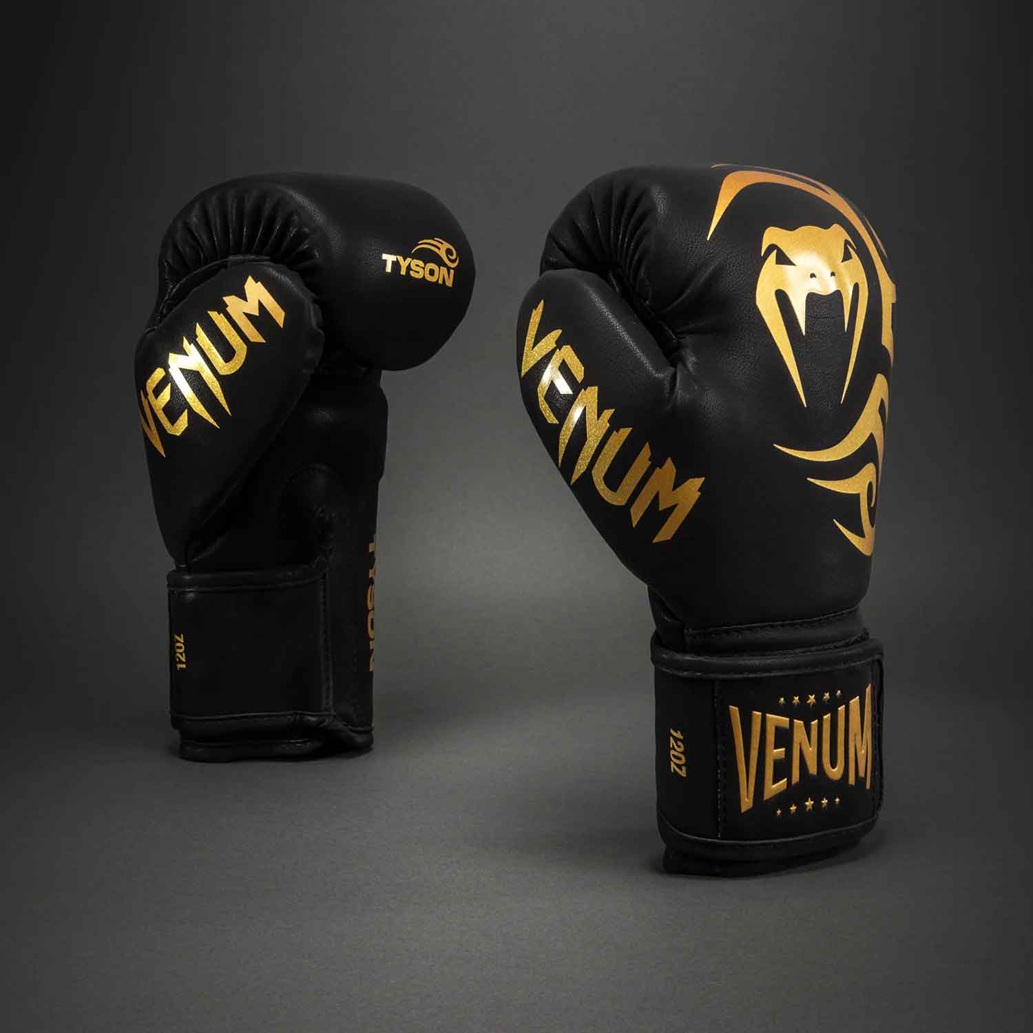 Venum x Mike Tyson Replica Boxing Gloves／ヴェナム×マイク・タイソン レプリカ ボクシンググローブ（黒／ゴールド） ドローストリングバッグ付き