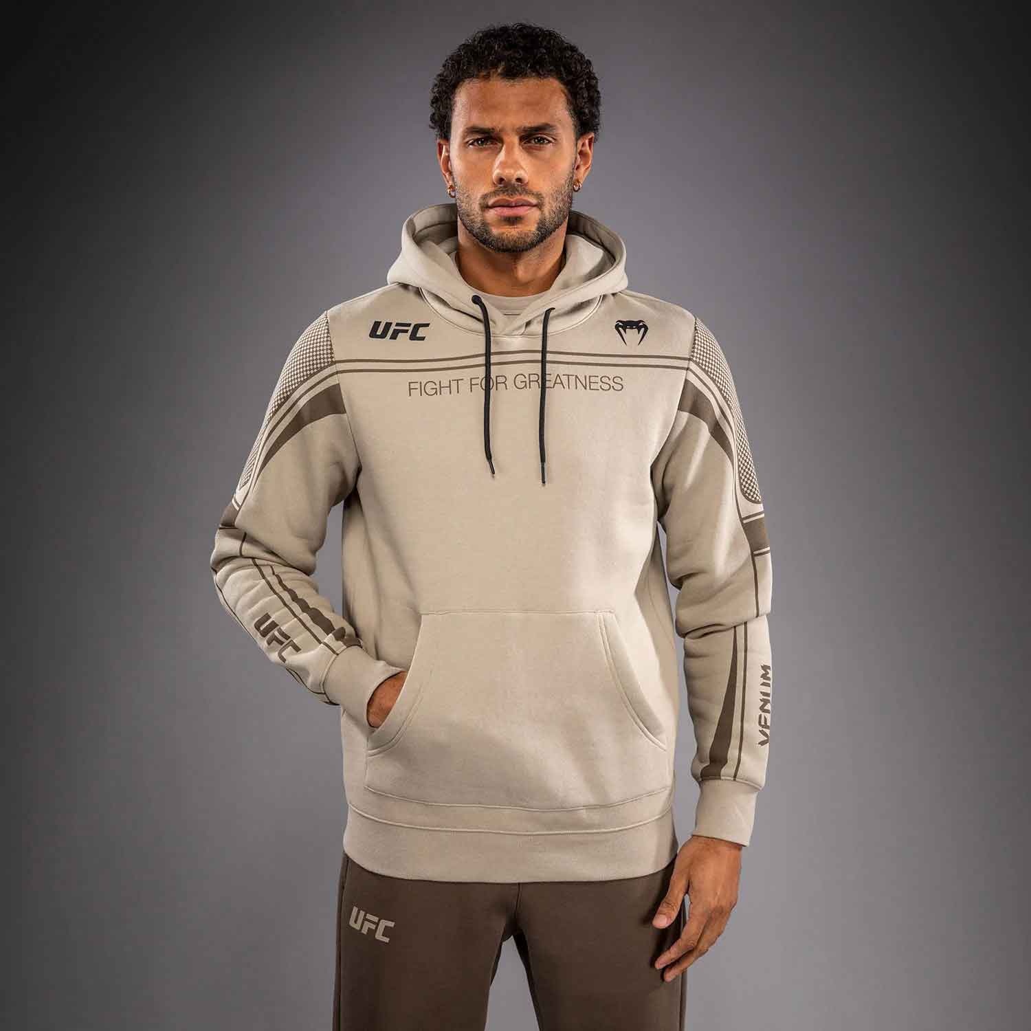 UFC Unity by Venum Authentic Fight Week Venum Men's Pullover Hoodie／UFC ユニティ by ヴェナム オーセンティック ファイトウィーク メンズ プルオーバー フーディー（サンド）