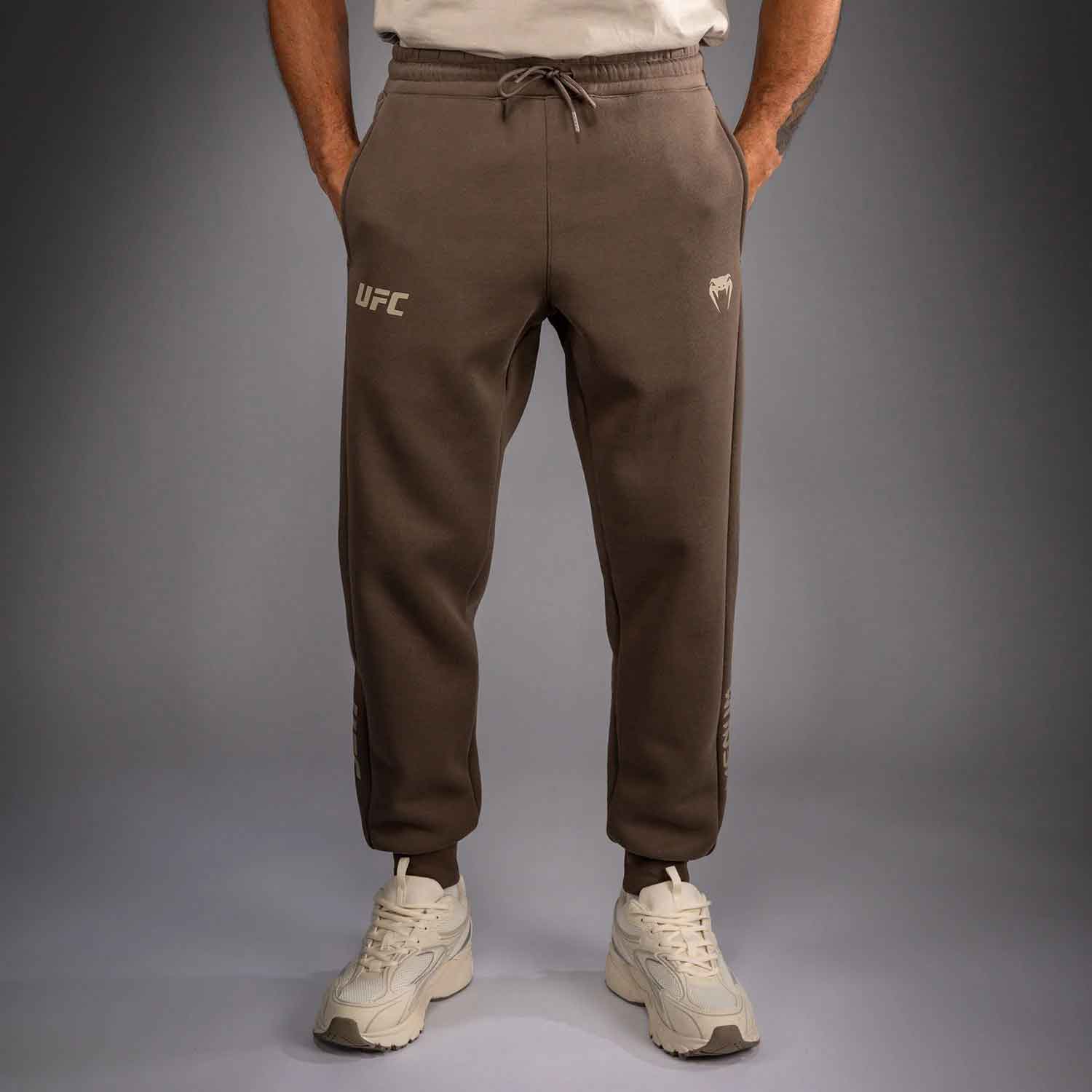 UFC Unity by Venum Authentic Fight Week Venum Men's Cotton Pant／UFC ユニティ by ヴェナム オーセンティック ファイトウィーク メンズ コットンパンツ（ライトブラウン）