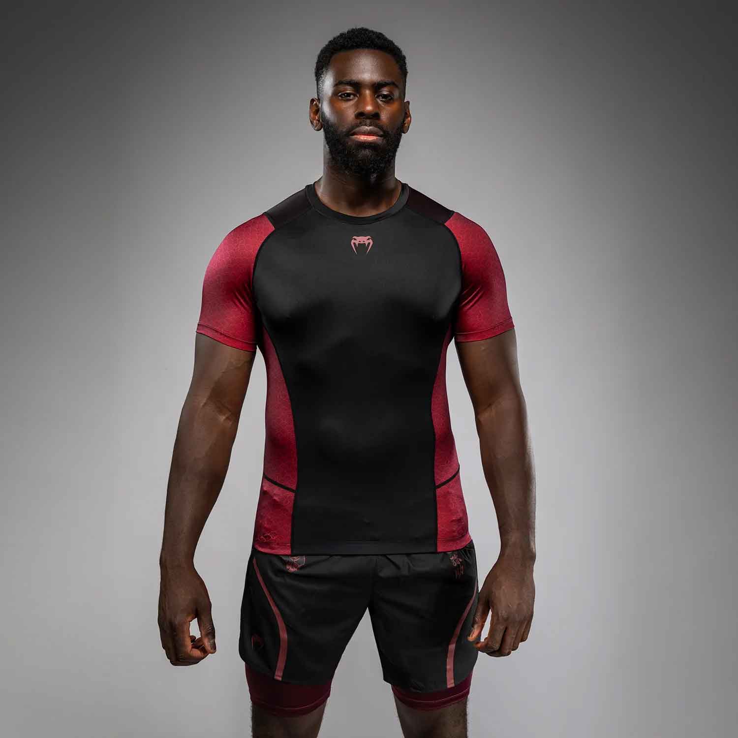 Venum x Assassin’s Creed Shadows Men’s Short Sleeve Rashguard／ヴェナム×アサシンクリード シャドウズ メンズ ショートスリーブ ラッシュガード（黒／バーガンディ）