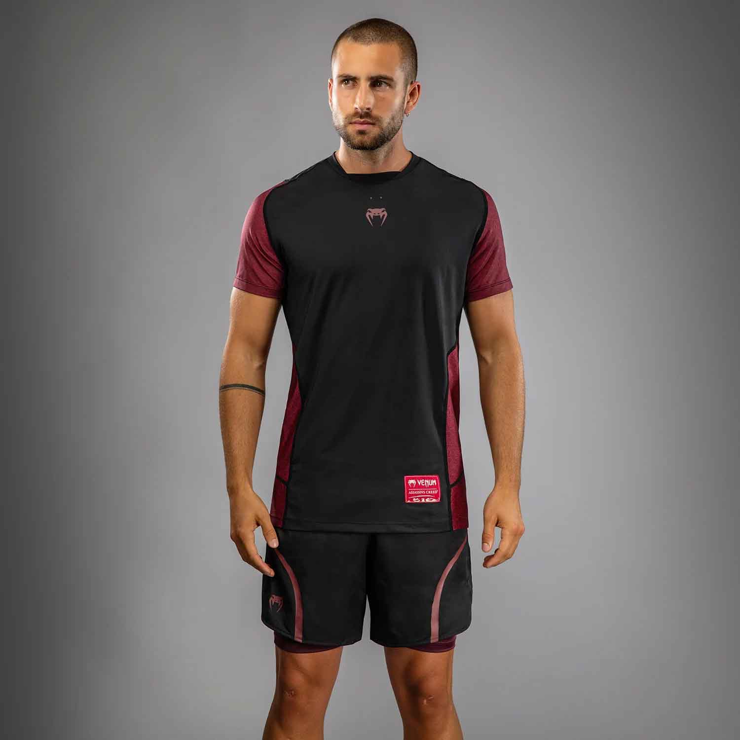 Venum x Assassin’s Creed Shadows Men’s Dry-Tech T-Shirt／ヴェナム×アサシンクリード シャドウズ メンズ ドライテックTシャツ（黒／バーガンディ）
