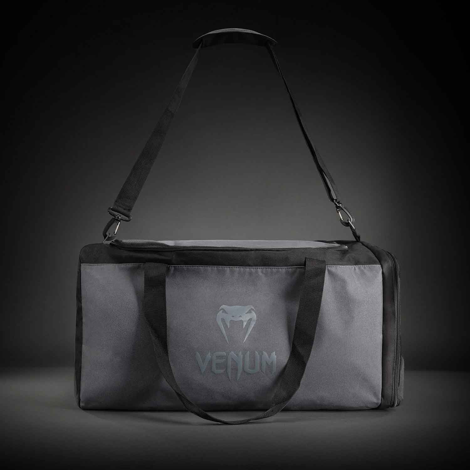 Essential Sports Bag (61L)／エッセンシャル スポーツバッグ（61L）グレー／黒