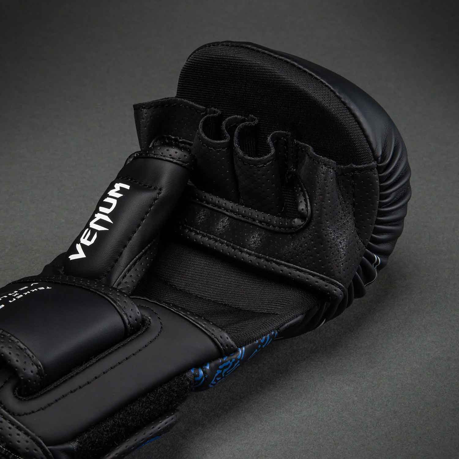 VENUM／ヴェナム　MMAグローブ（オープンフィンガーグローブ）　　Venum x TEKKEN 8 Sparring Gloves - King／ヴェナム×鉄拳8 スパーリンググローブ キング