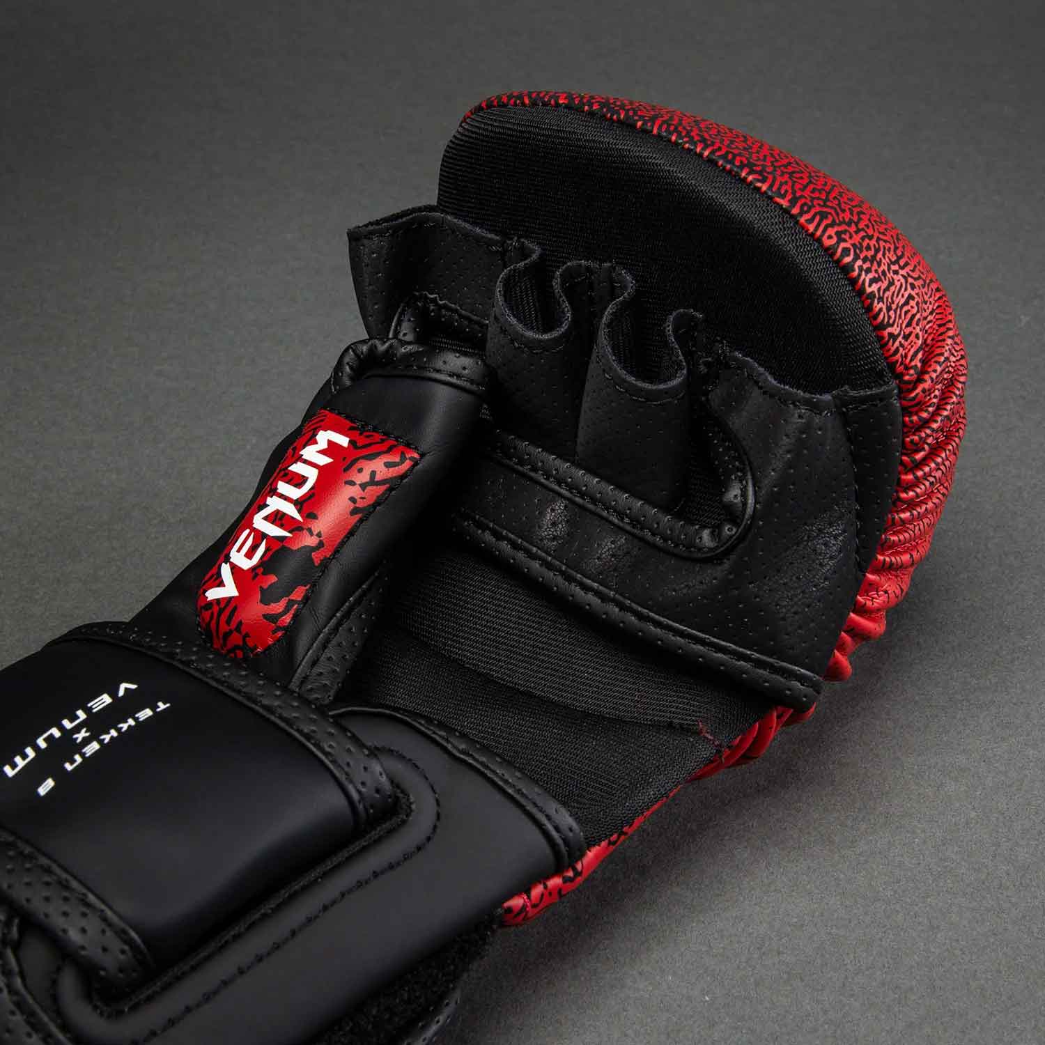 VENUM／ヴェナム　MMAグローブ（オープンフィンガーグローブ）　　Venum x TEKKEN 8 Sparring Gloves - Kazuya／ヴェナム×鉄拳8 スパーリンググローブ 三島一八