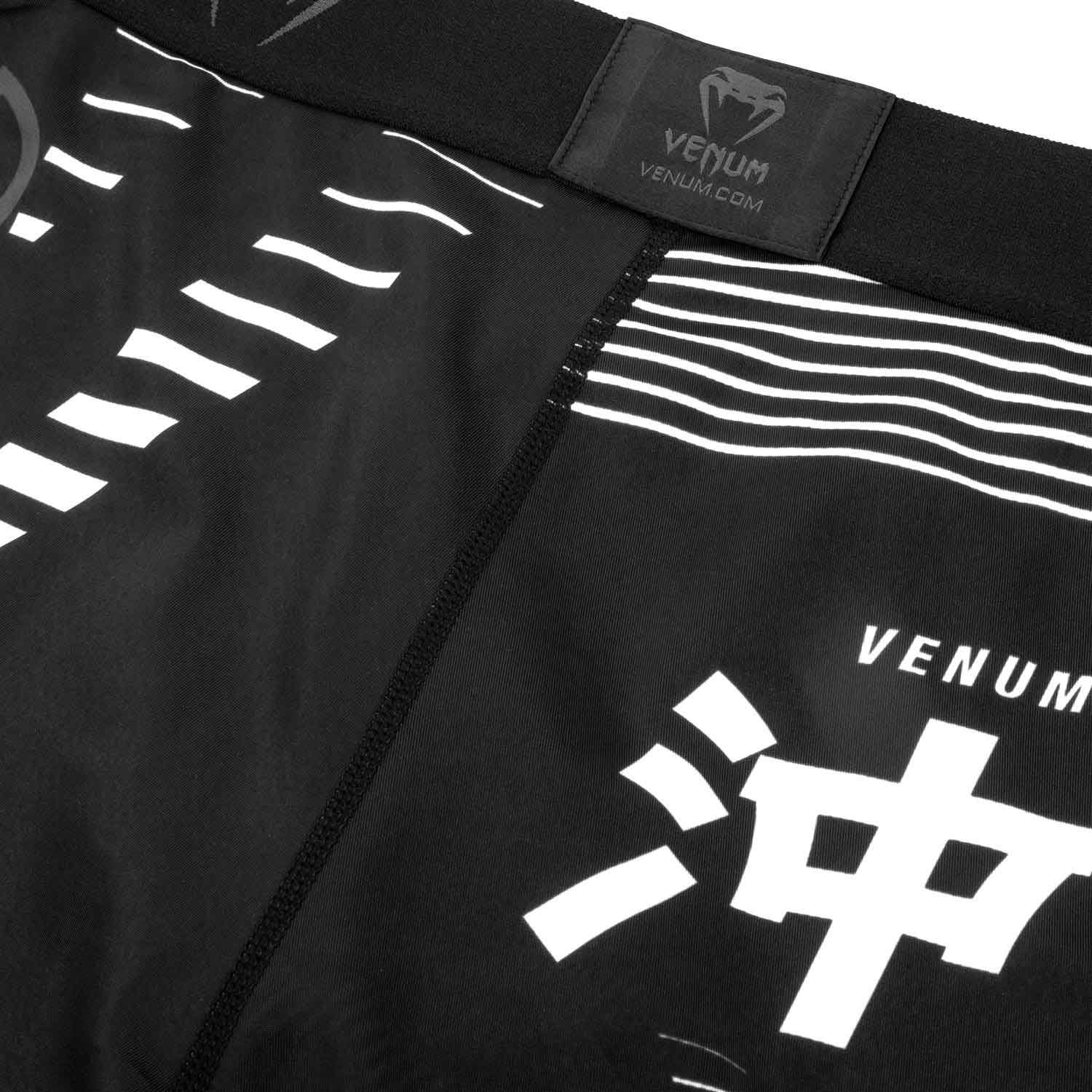 VENUM／ヴェナム　コンプレッション・バーリトゥードショーツ　　OKINAWA 2.0 COMPRESSION SHORTS／沖縄 2.0 コンプレッションショーツ（黒／白）