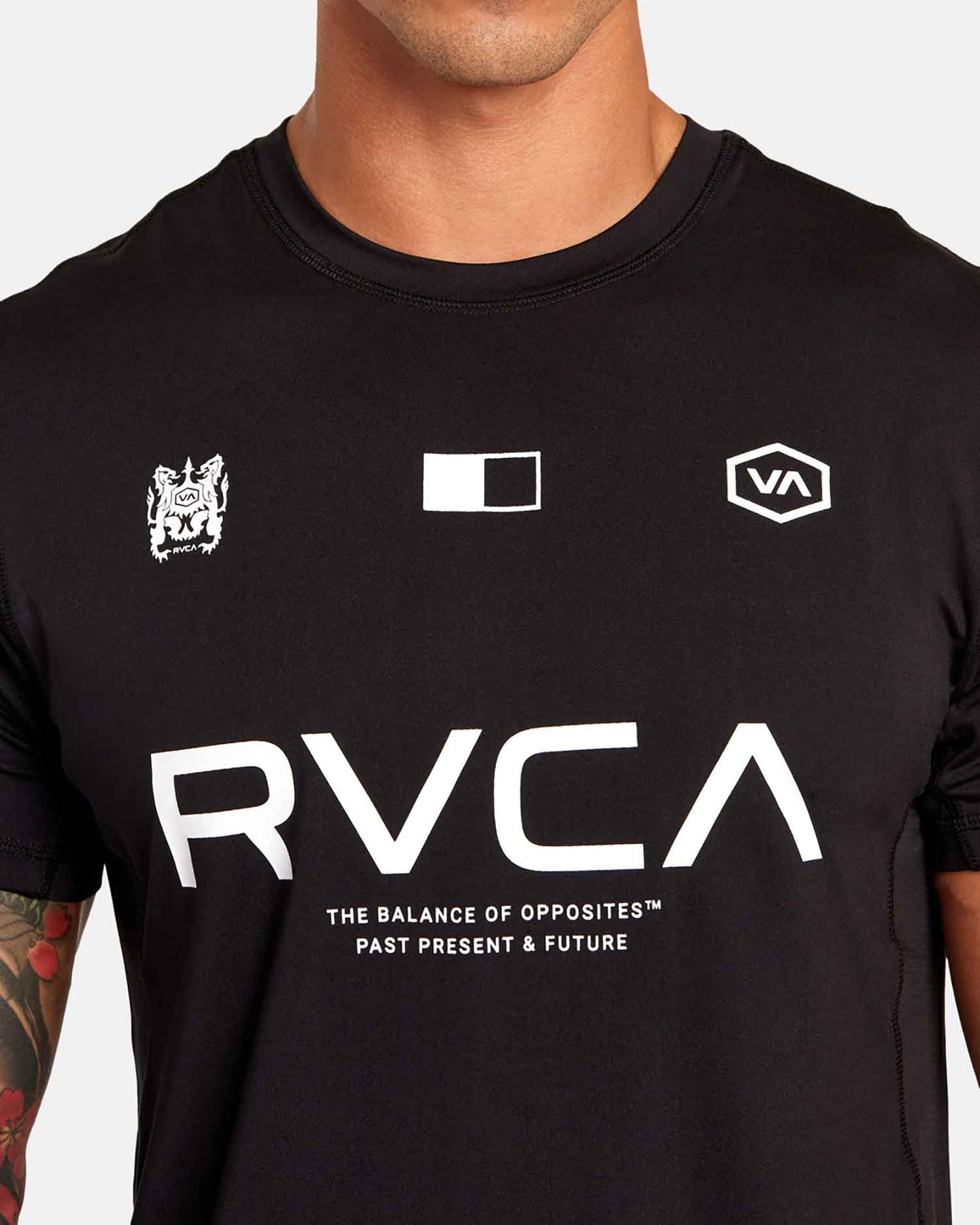 RVCA／ルーカ（ルカ）　Tシャツ　　Vent VA Sport Badge テクニカル トレーニング Tシャツ（黒）