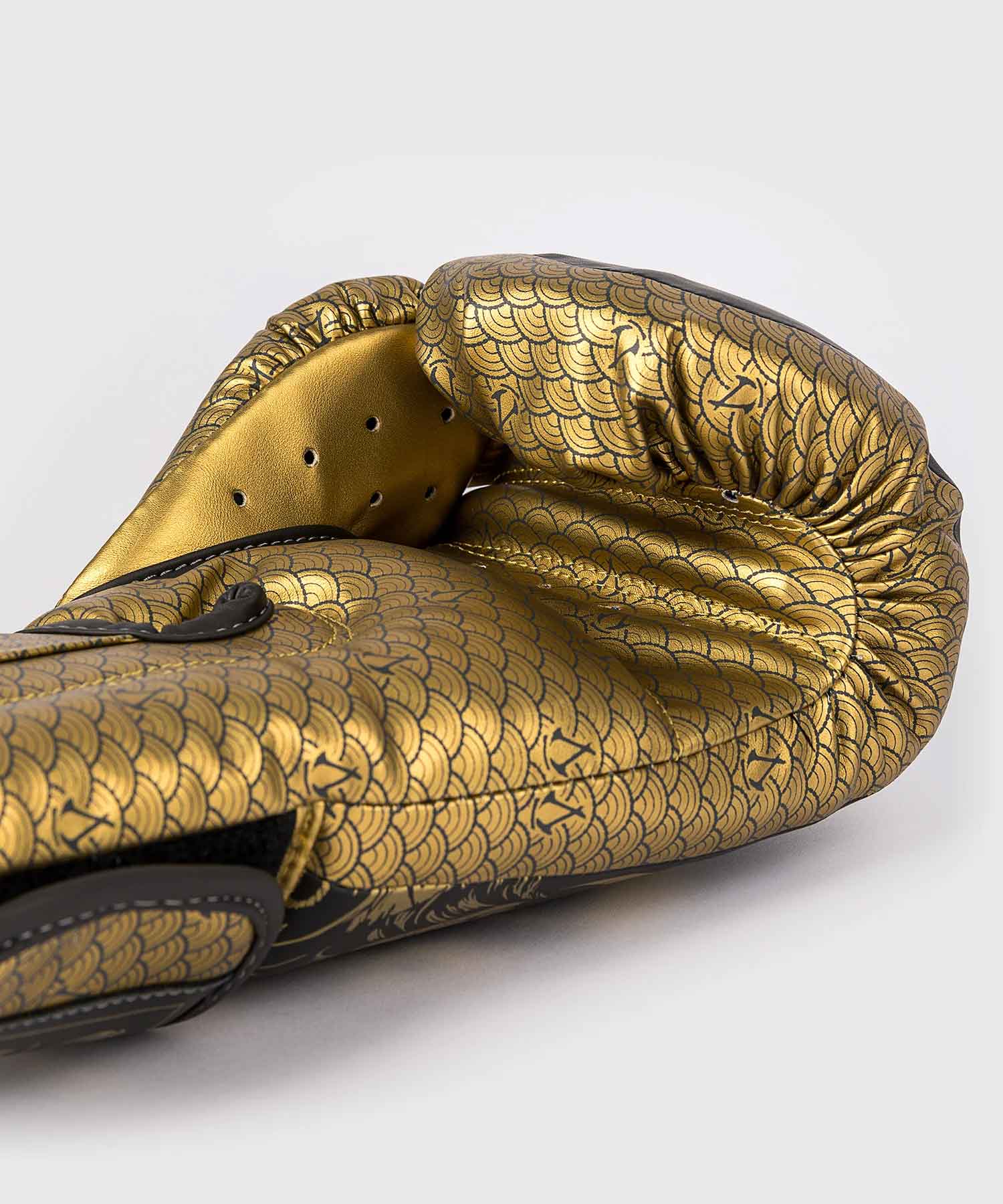VENUM／ヴェナム　ボクシンググローブ　　Venum x Assassin's Creed Shadows Boxing Gloves／限定版ヴェナム×アサシン クリード シャドウズ ボクシンググローブ
