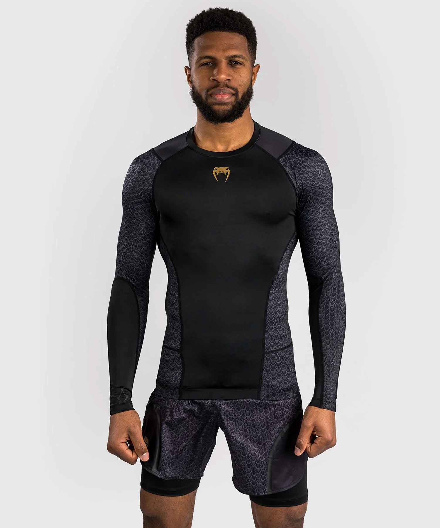 VENUM／ヴェナム　ラッシュガード　　Venum x Assassin's Creed Shadows Rashguard Long Sleeve／限定版ヴェナム×アサシン クリード シャドウズ ラッシュガード（ロングスリーブ）