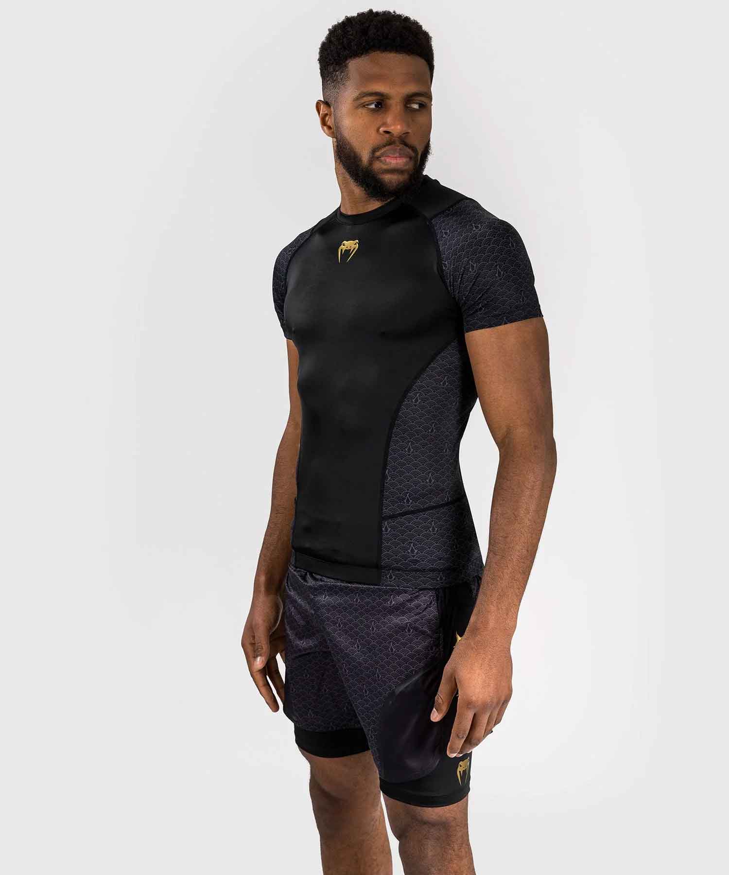 VENUM／ヴェナム　ラッシュガード　　Venum x Assassin's Creed Shadows Rashguard Short Sleeve／限定版ヴェナム×アサシン クリード シャドウズ ラッシュガード（ショートスリーブ）