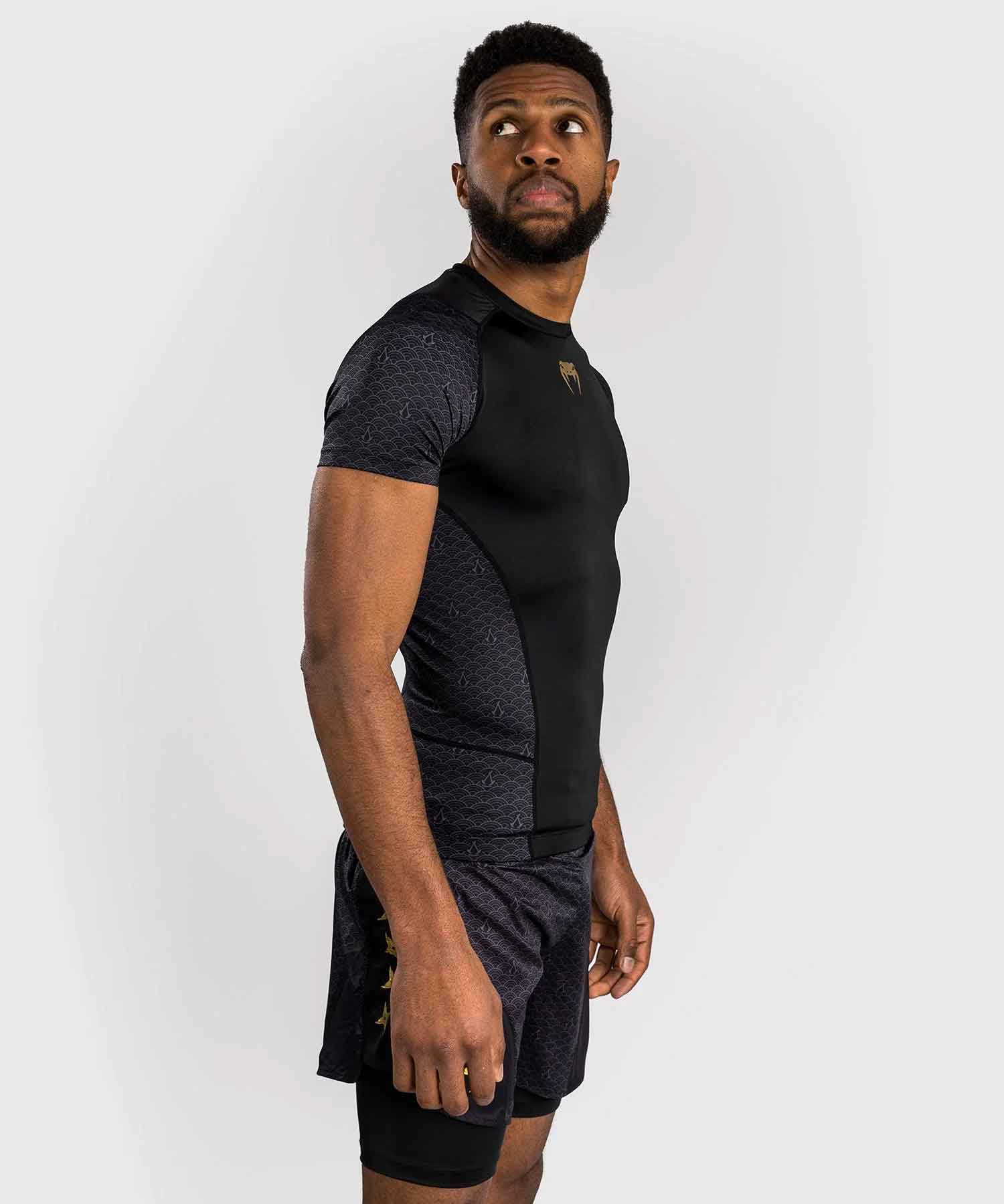 VENUM／ヴェナム　ラッシュガード　　Venum x Assassin's Creed Shadows Rashguard Short Sleeve／限定版ヴェナム×アサシン クリード シャドウズ ラッシュガード（ショートスリーブ）