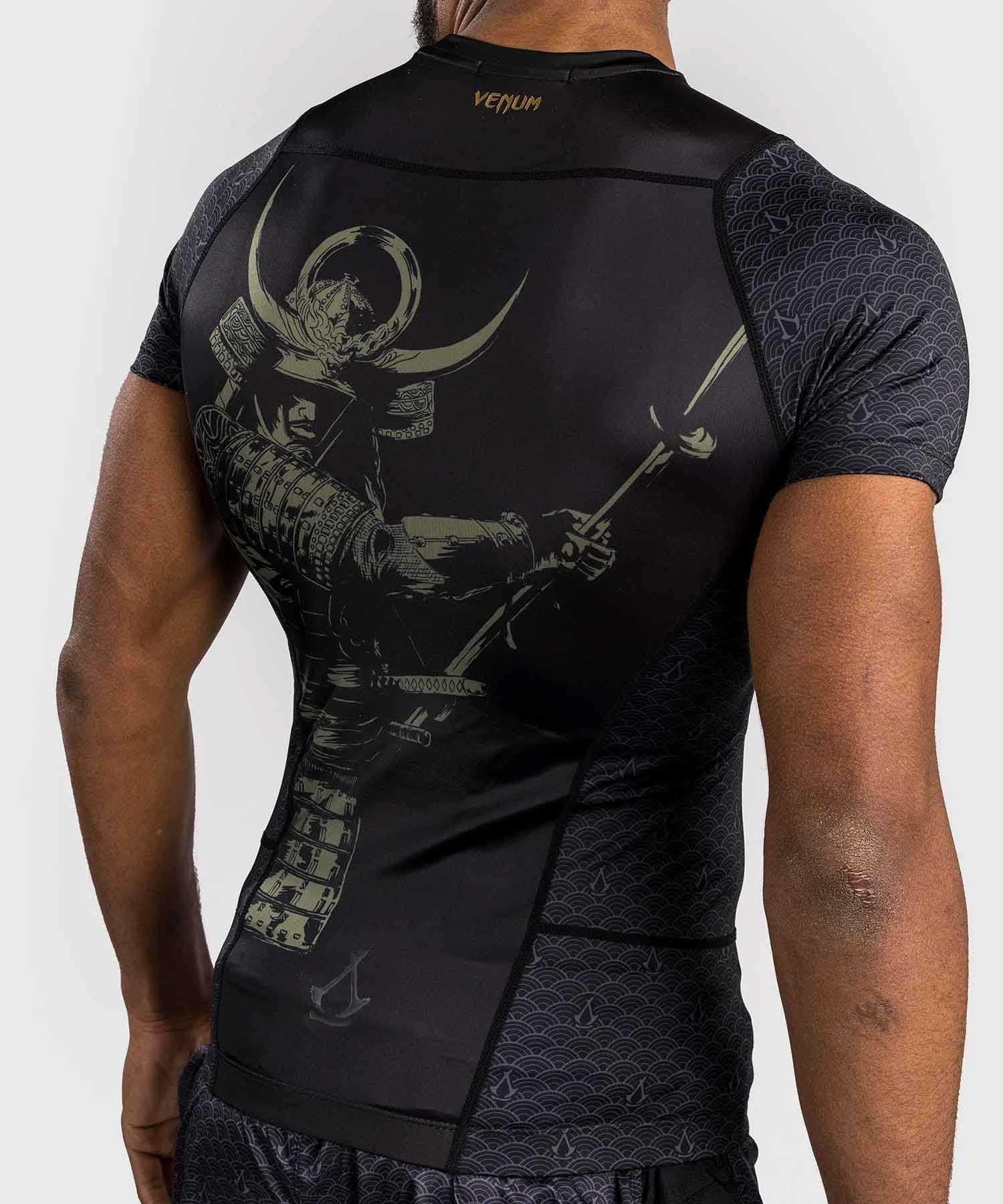 VENUM／ヴェナム　ラッシュガード　　Venum x Assassin's Creed Shadows Rashguard Short Sleeve／限定版ヴェナム×アサシン クリード シャドウズ ラッシュガード（ショートスリーブ）