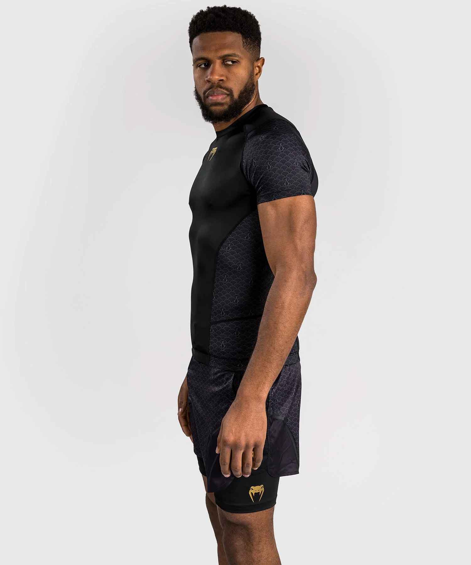 VENUM／ヴェナム　ラッシュガード　　Venum x Assassin's Creed Shadows Rashguard Short Sleeve／限定版ヴェナム×アサシン クリード シャドウズ ラッシュガード（ショートスリーブ）