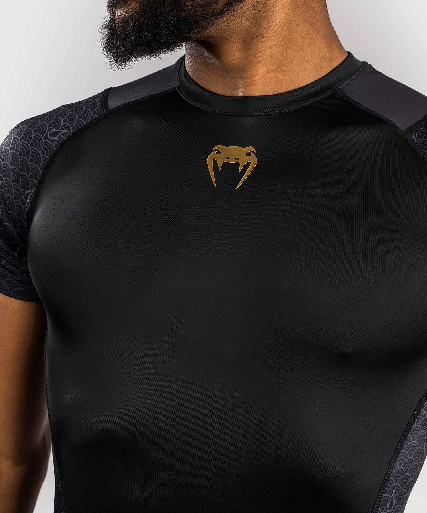 VENUM／ヴェナム　ラッシュガード　　Venum x Assassin's Creed Shadows Rashguard Short Sleeve／限定版ヴェナム×アサシン クリード シャドウズ ラッシュガード（ショートスリーブ）