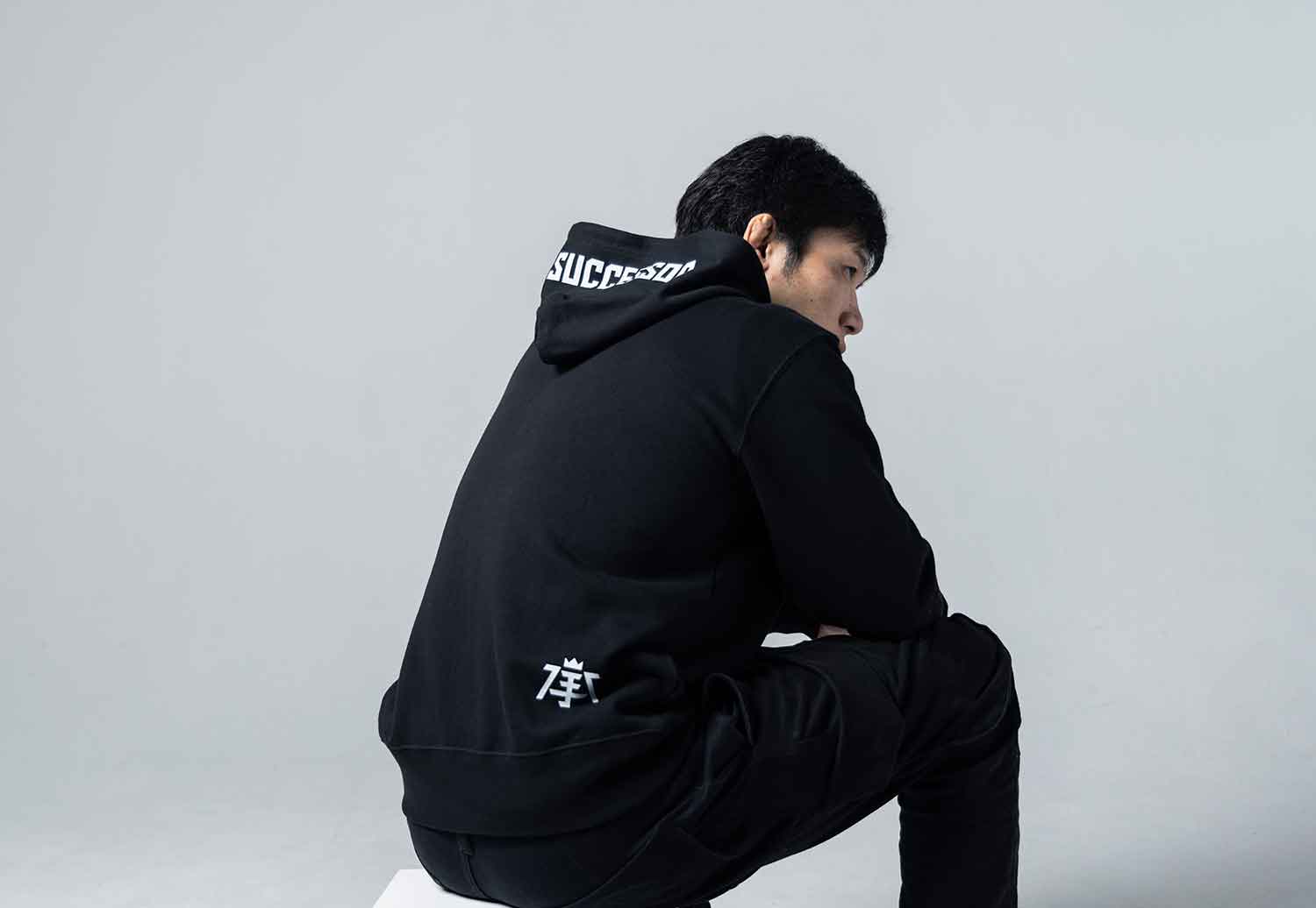 Tri-Fight／トライファイト　　YUTAKA SAITO SUCCESSOR PULLOVER HOODIE／斎藤裕 サクセサー（伝承者）ジップアップ フーディー（黒／白）