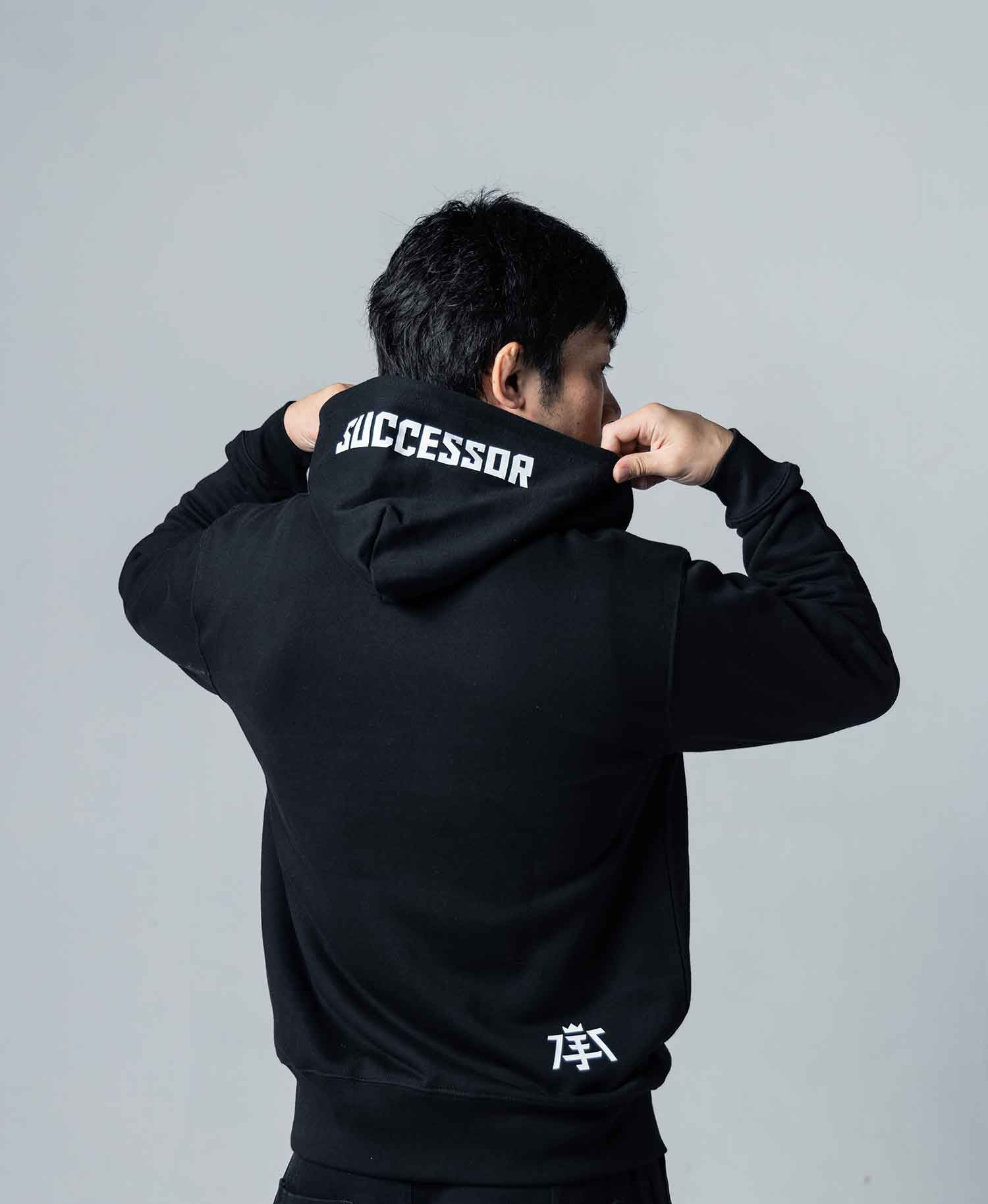 Tri-Fight／トライファイト　　YUTAKA SAITO SUCCESSOR PULLOVER HOODIE／斎藤裕 サクセサー（伝承者）ジップアップ フーディー（黒／白）