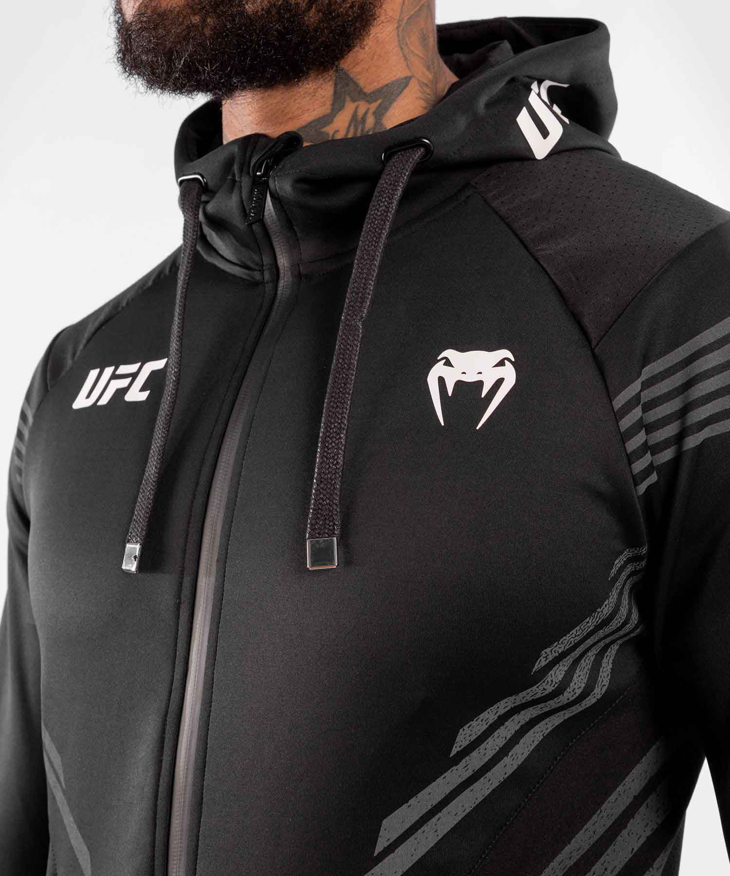 VENUM／ヴェナム　パーカー（フーディー）　　UFC VENUM AUTHENTIC FIGHT NIGHT MEN'S WALKOUT HOODIE／UFC VENUM オーセンティック ファイトナイト メンズ ウォークアウト フーディー（パーカー）黒