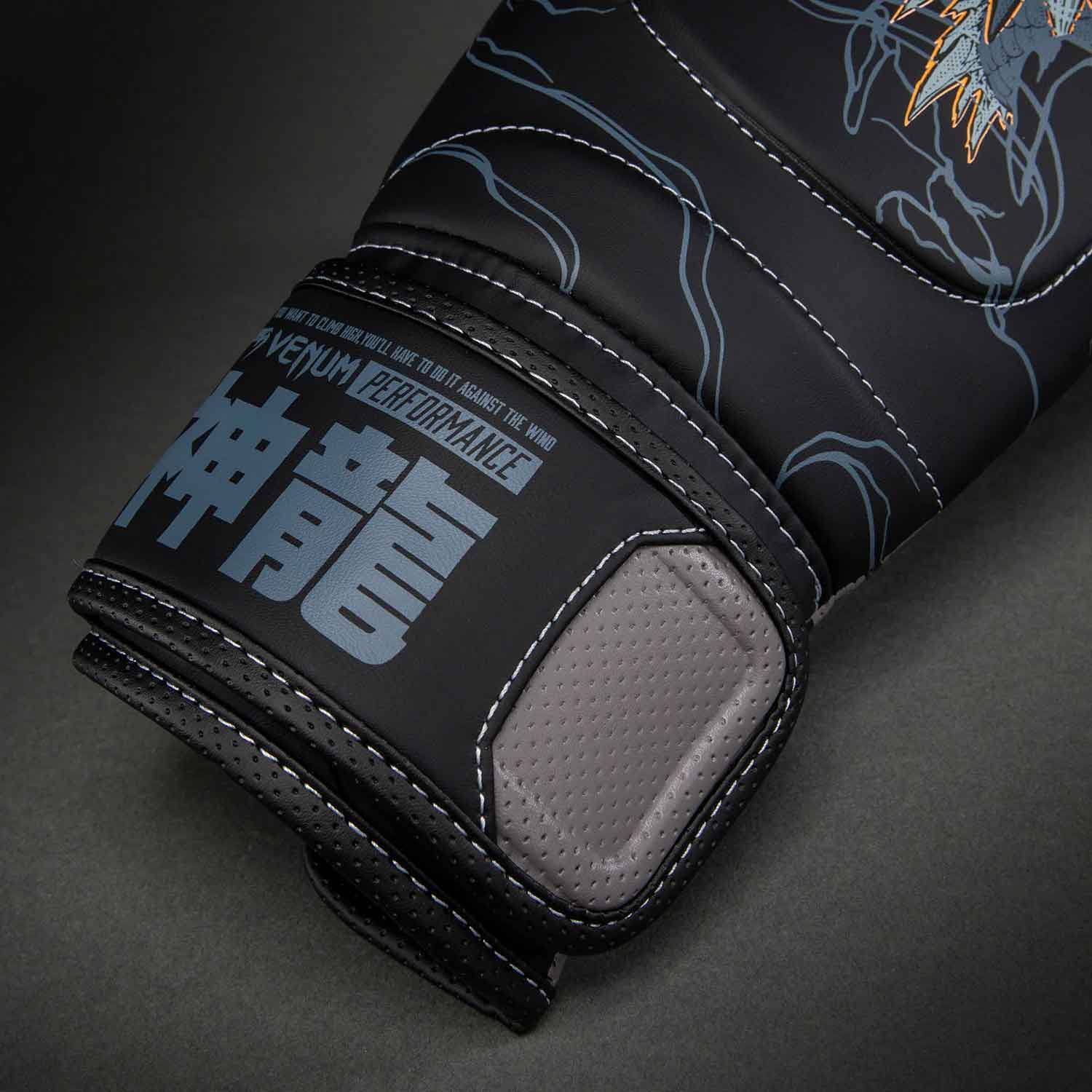 VENUM／ヴェナム　ボクシンググローブ　　Thunder Dragon Boxing Gloves／サンダー ドラゴン ボクシンググローブ（黒／グレー）