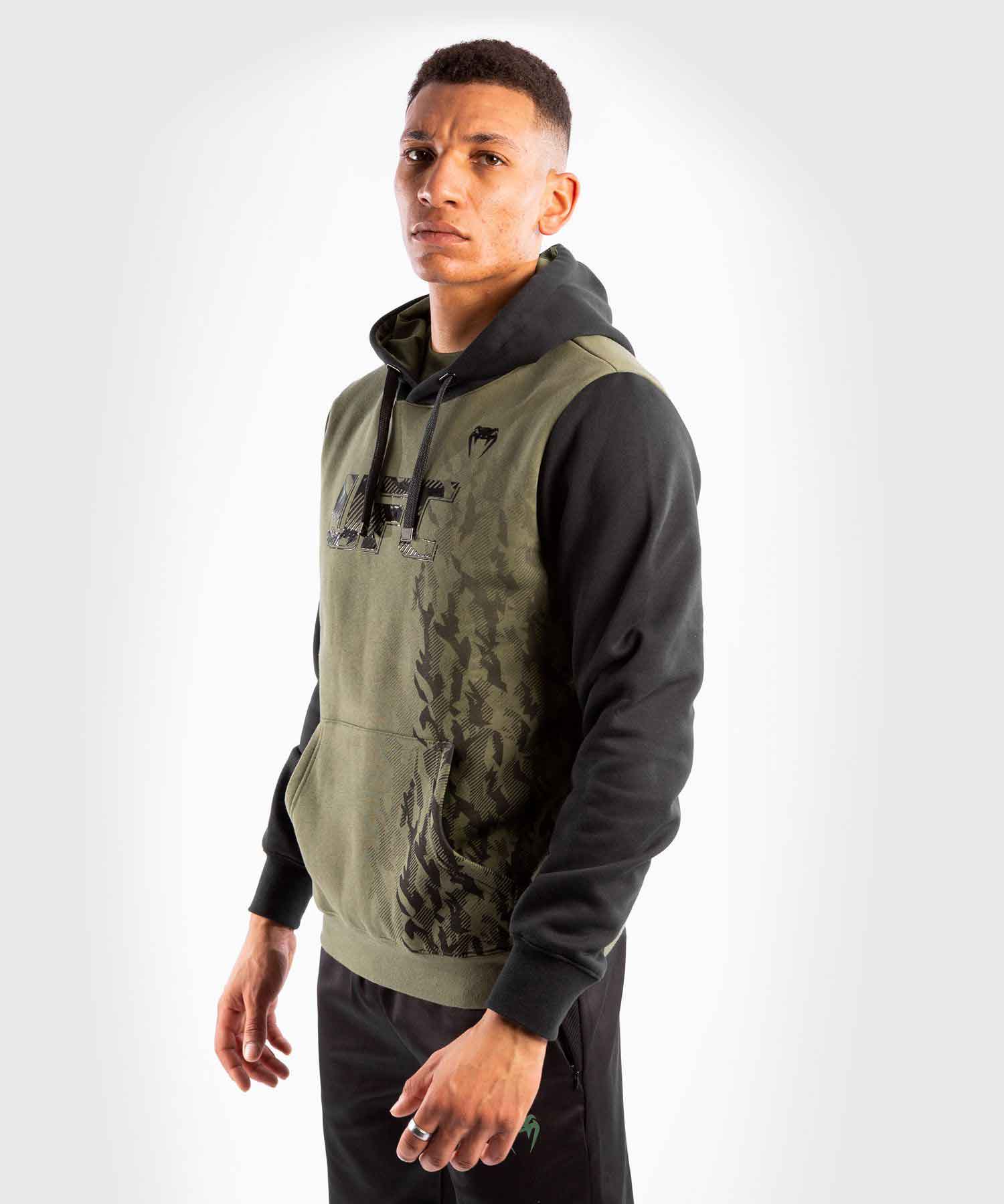 VENUM／ヴェナム　パーカー（フーディー）　　UFC VENUM AUTHENTIC FIGHT WEEK MEN'S PULLOVER HOODIE／UFC VENUM オーセンティック ファイトウィーク メンズ プルオーバー フーディー（パーカー）カーキ／黒