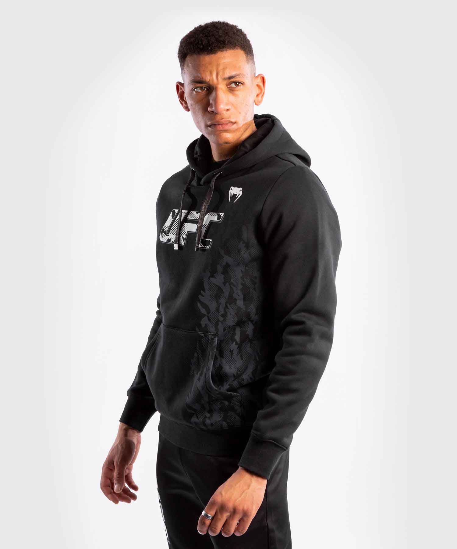 VENUM／ヴェナム　パーカー（フーディー）　　UFC VENUM AUTHENTIC FIGHT WEEK MEN'S PULLOVER HOODIE／UFC VENUM オーセンティック ファイトウィーク メンズ プルオーバー フーディー（パーカー）黒／白／グレー