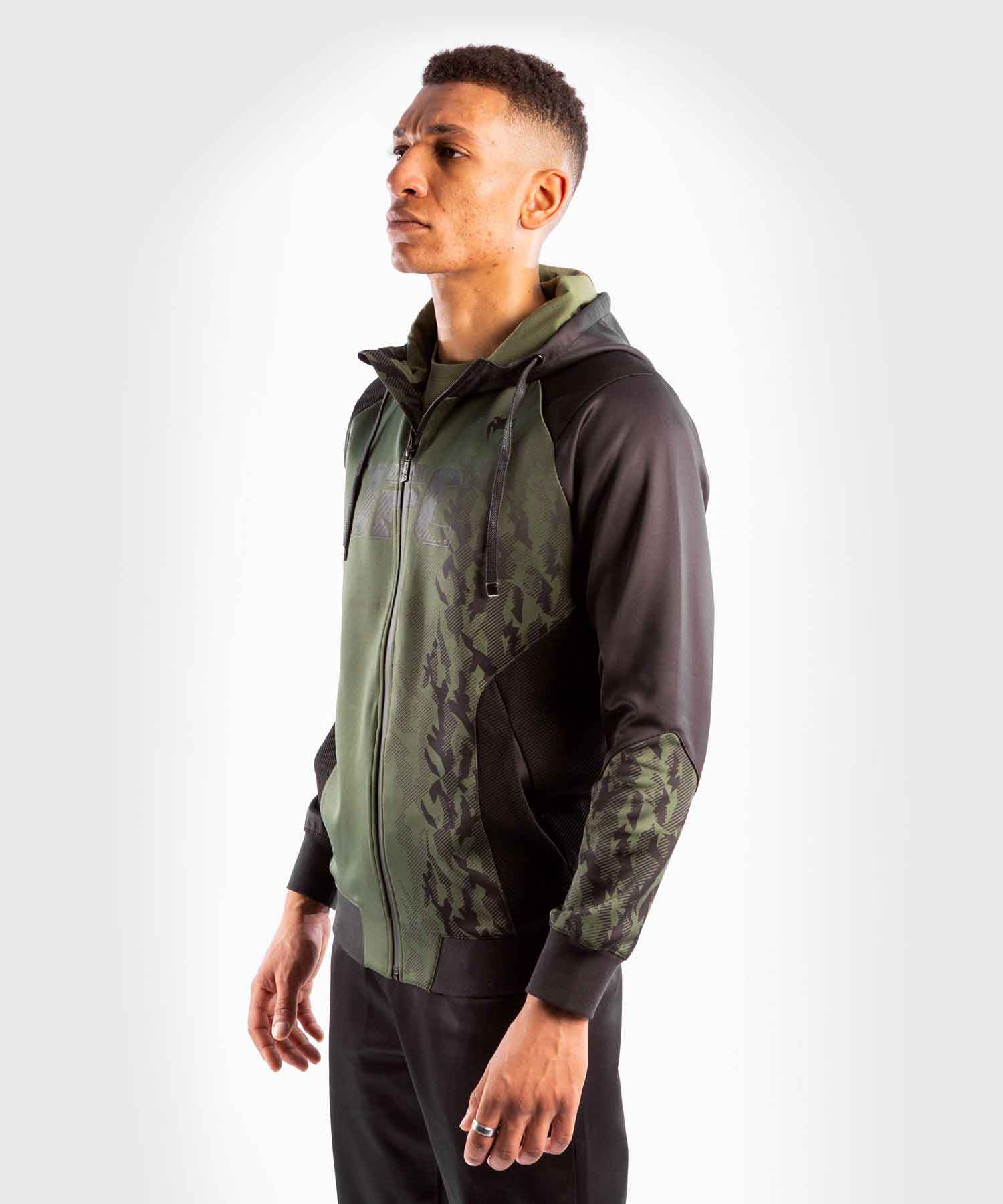 VENUM／ヴェナム　パーカー（フーディー）　　UFC VENUM AUTHENTIC FIGHT WEEK MEN'S ZIP HOODIE／UFC VENUM オーセンティック ファイトウィーク メンズ ジップフーディー（パーカー）カーキ／黒