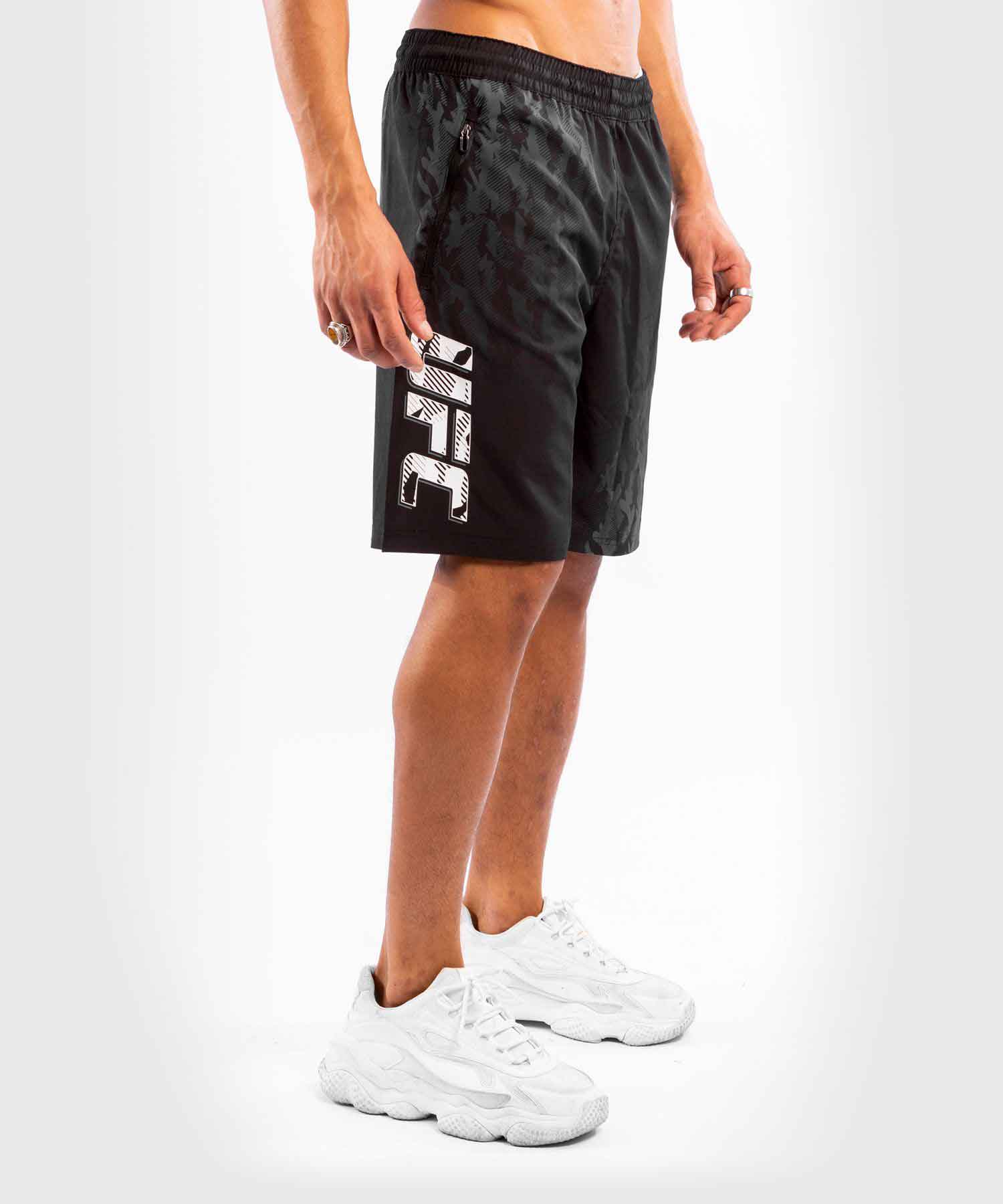 VENUM／ヴェナム　トレーニング・フィットネスショーツ　　UFC VENUM AUTHENTIC FIGHT WEEK MEN'S PERFORMANCE SHORTS／UFC VENUM オーセンティック ファイトウィーク メンズ パフォーマンスショーツ（黒）