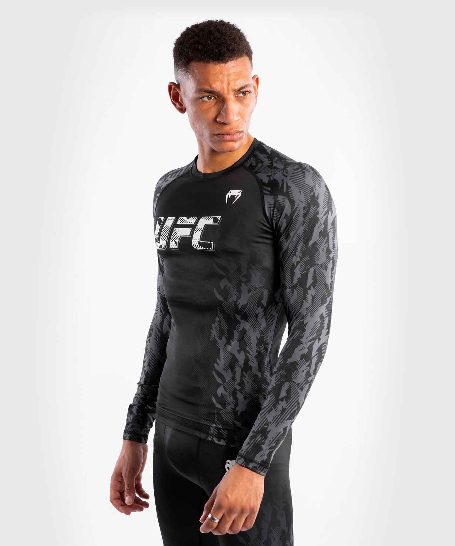 VENUM／ヴェナム　ラッシュガード　　UFC VENUM AUTHENTIC FIGHT WEEK MEN'S PERFORMANCE LONG SLEEVE RASHGUARD／UFC VENUM オーセンティック ファイトウィーク メンズ パフォーマンス ロングスリーブ ラッシュガード（黒）