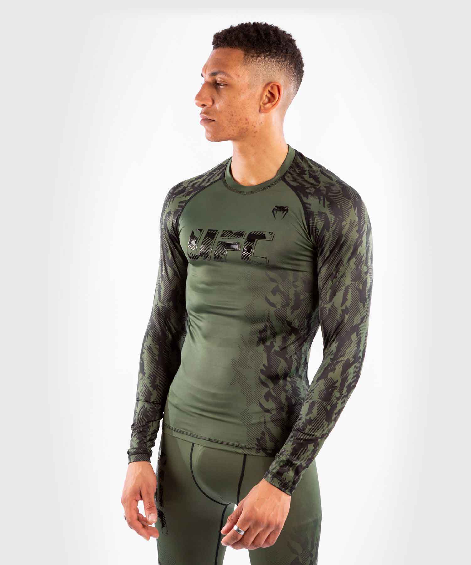 VENUM／ヴェナム　ラッシュガード　　UFC VENUM AUTHENTIC FIGHT WEEK MEN'S PERFORMANCE LONG SLEEVE RASHGUARD／UFC VENUM オーセンティック ファイトウィーク メンズ パフォーマンス ロングスリーブ ラッシュガード（カーキ）