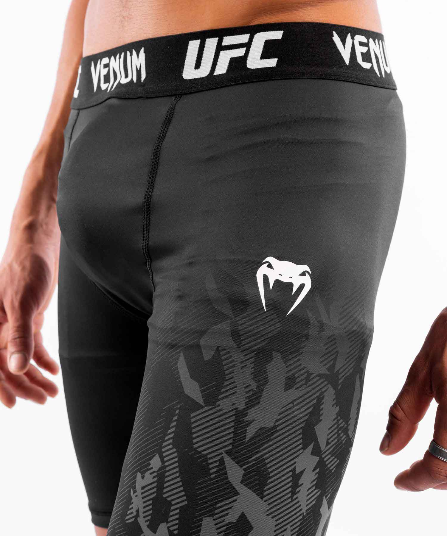 VENUM／ヴェナム　コンプレッション・バーリトゥードショーツ　　UFC VENUM AUTHENTIC FIGHT WEEK MEN'S PERFORMANCE VALE TUDO SHORTS／UFC VENUM オーセンティック ファイトウィーク メンズ パフォーマンス バーリトゥードショーツ（黒）