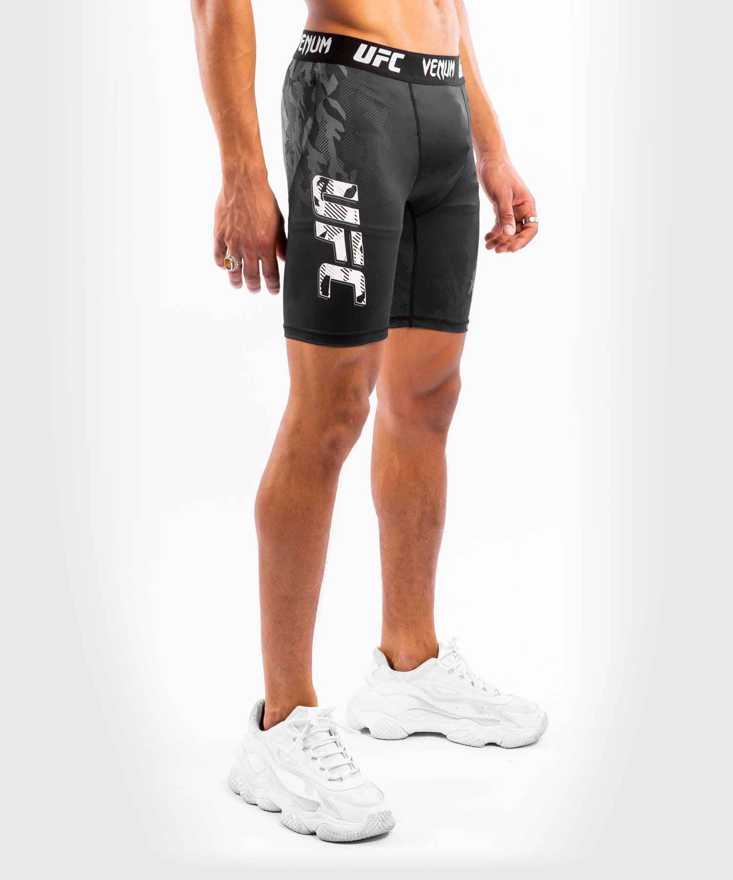 VENUM／ヴェナム　コンプレッション・バーリトゥードショーツ　　UFC VENUM AUTHENTIC FIGHT WEEK MEN'S PERFORMANCE VALE TUDO SHORTS／UFC VENUM オーセンティック ファイトウィーク メンズ パフォーマンス バーリトゥードショーツ（黒）