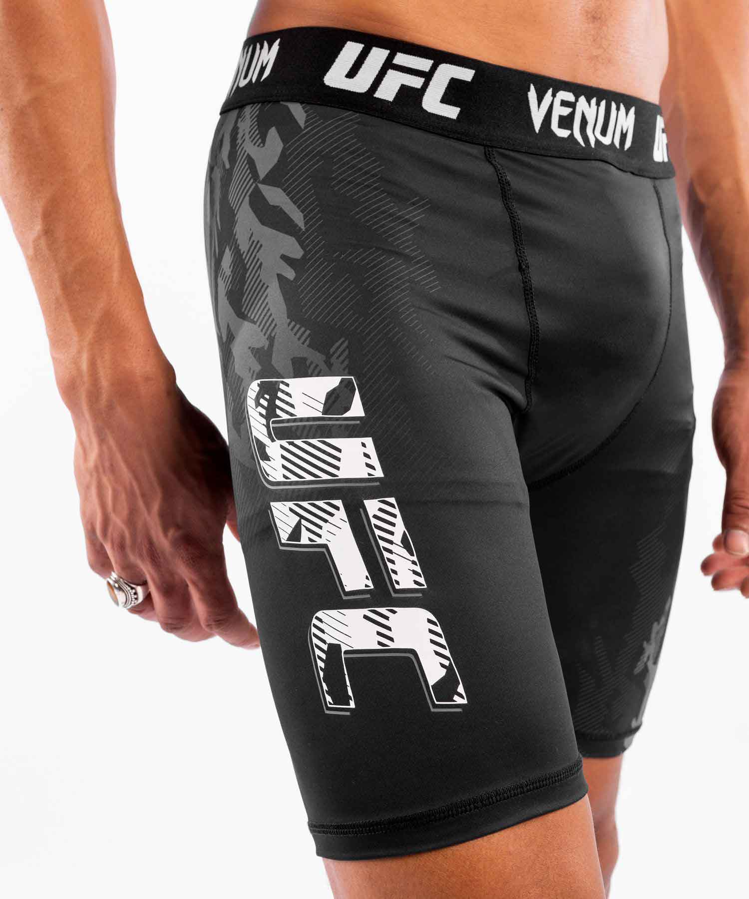 VENUM／ヴェナム　コンプレッション・バーリトゥードショーツ　　UFC VENUM AUTHENTIC FIGHT WEEK MEN'S PERFORMANCE VALE TUDO SHORTS／UFC VENUM オーセンティック ファイトウィーク メンズ パフォーマンス バーリトゥードショーツ（黒）