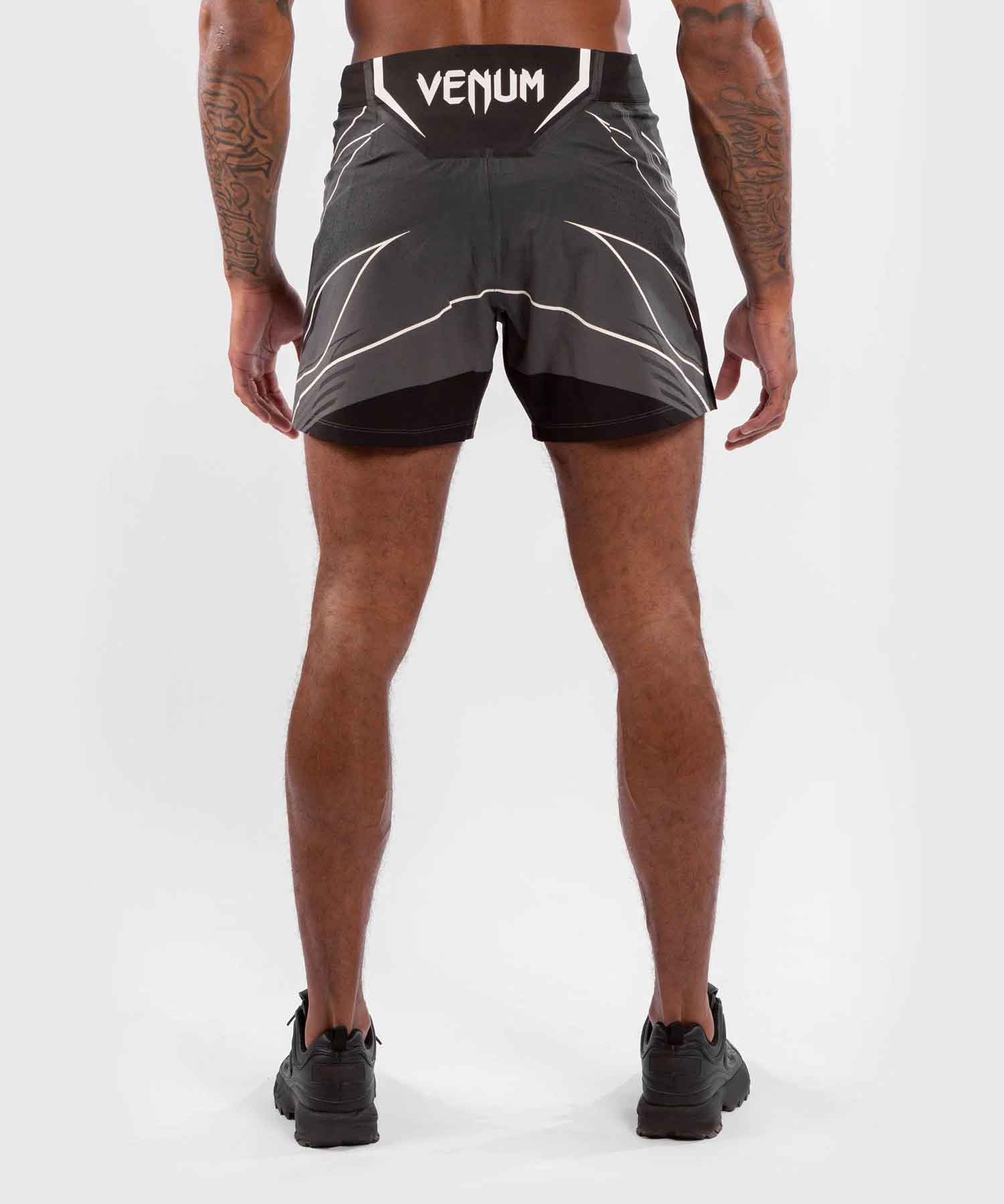 VENUM／ヴェナム　ファイトショーツ　　UFC VENUM AUTHENTIC FIGHT NIGHT MEN'S SHORTS SHORT FIT／UFC VENUM オーセンティック ファイトナイト メンズ ショーツ ショート フィット（ダークグレー／黒）