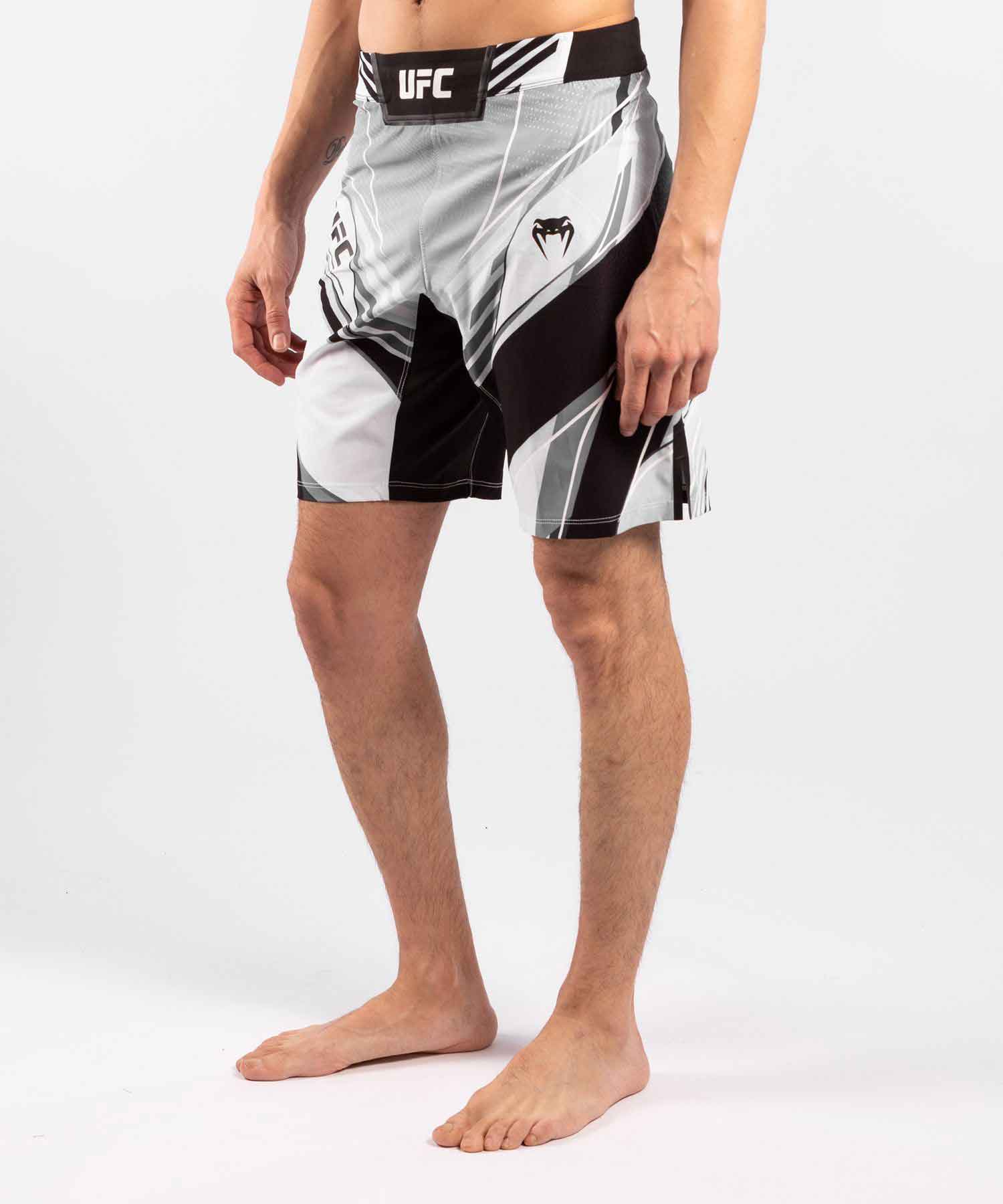 VENUM／ヴェナム　ファイトショーツ　　UFC VENUM AUTHENTIC FIGHT NIGHT MEN'S SHORTS LONG FIT／UFC VENUM オーセンティック ファイトナイト メンズ ショーツ ロング フィット（白／黒）