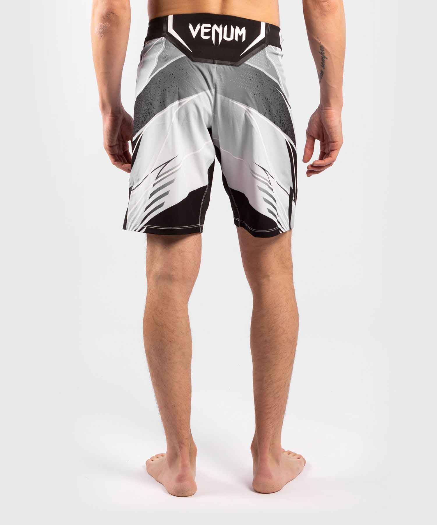 VENUM／ヴェナム　ファイトショーツ　　UFC VENUM AUTHENTIC FIGHT NIGHT MEN'S SHORTS LONG FIT／UFC VENUM オーセンティック ファイトナイト メンズ ショーツ ロング フィット（白／黒）