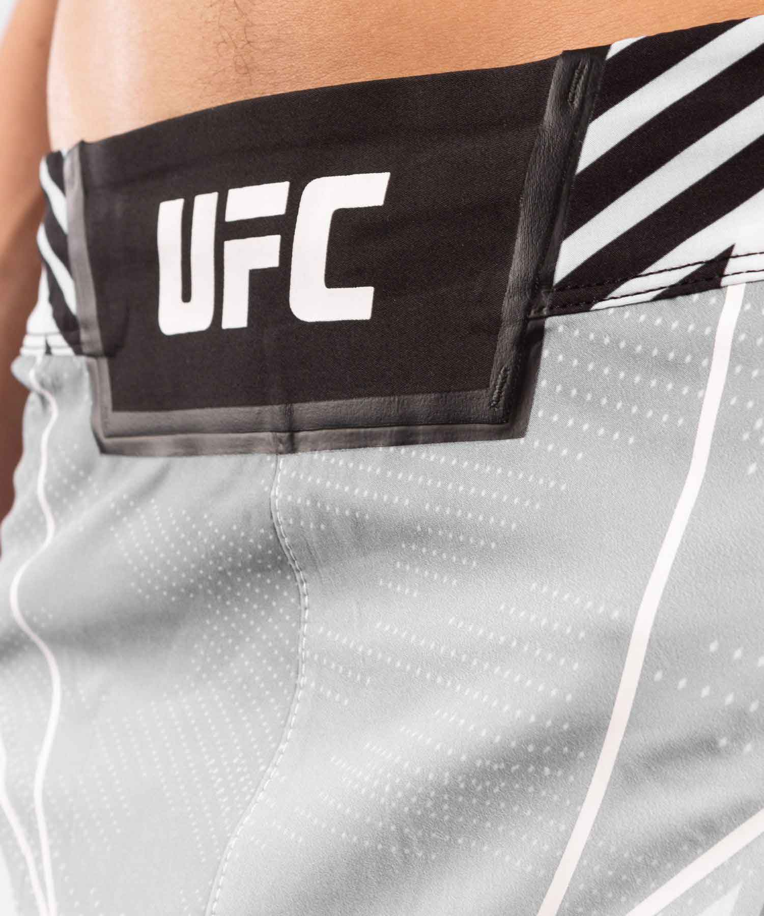 VENUM／ヴェナム　ファイトショーツ　　UFC VENUM AUTHENTIC FIGHT NIGHT MEN'S SHORTS LONG FIT／UFC VENUM オーセンティック ファイトナイト メンズ ショーツ ロング フィット（白／黒）