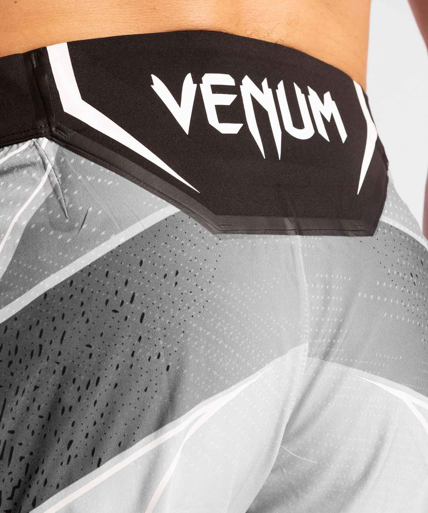 VENUM／ヴェナム　ファイトショーツ　　UFC VENUM AUTHENTIC FIGHT NIGHT MEN'S SHORTS LONG FIT／UFC VENUM オーセンティック ファイトナイト メンズ ショーツ ロング フィット（白／黒）