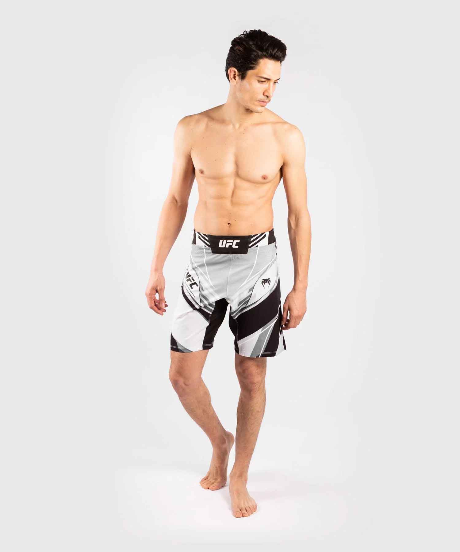 VENUM／ヴェナム　ファイトショーツ　　UFC VENUM AUTHENTIC FIGHT NIGHT MEN'S SHORTS LONG FIT／UFC VENUM オーセンティック ファイトナイト メンズ ショーツ ロング フィット（白／黒）