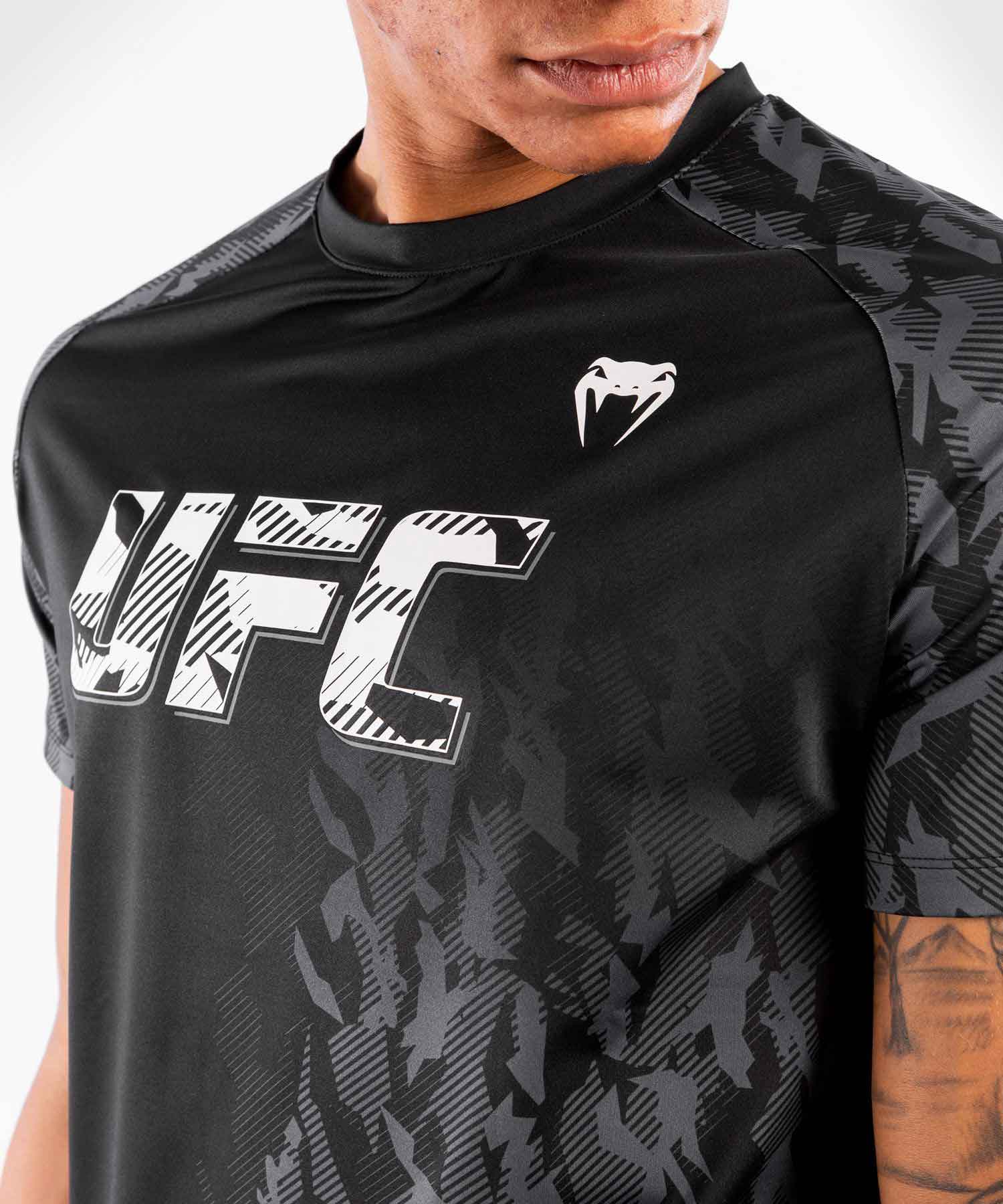 VENUM／ヴェナム　Tシャツ　　UFC VENUM AUTHENTIC FIGHT WEEK MEN'S PERFORMANCE T-SHIRT／UFC VENUM ファイトウィーク メンズ パフォーマンスTシャツ（黒）