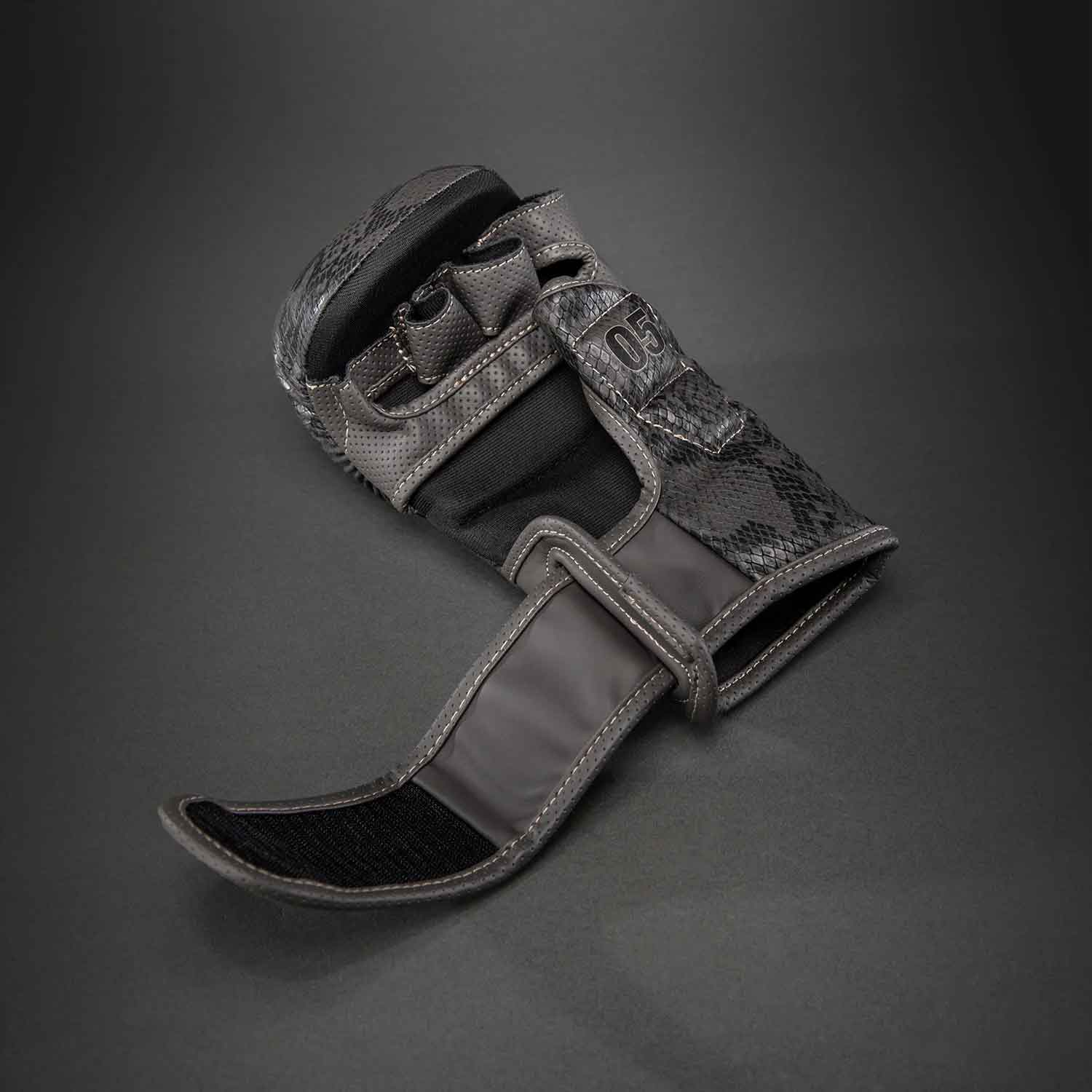 VENUM／ヴェナム　MMAグローブ（オープンフィンガーグローブ）　　Impact Evo Scales Sparring MMA Gloves／インパクト エヴォ スケール スパーリング MMAグローブ（ダークグレー／黒）