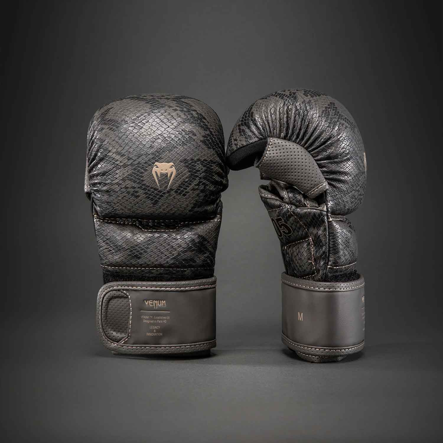 VENUM／ヴェナム　MMAグローブ（オープンフィンガーグローブ）　　Impact Evo Scales Sparring MMA Gloves／インパクト エヴォ スケール スパーリング MMAグローブ（ダークグレー／黒）
