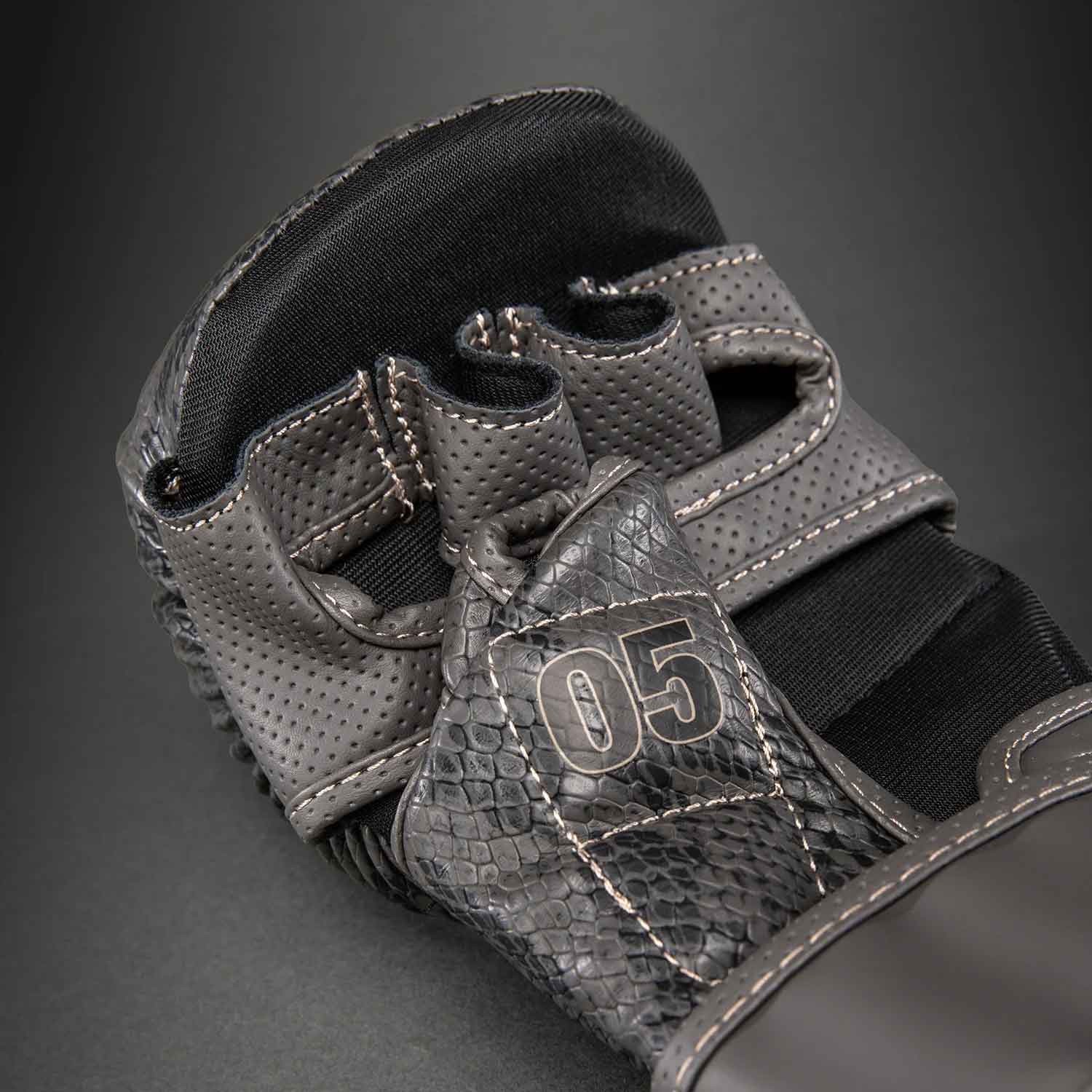 VENUM／ヴェナム　MMAグローブ（オープンフィンガーグローブ）　　Impact Evo Scales Sparring MMA Gloves／インパクト エヴォ スケール スパーリング MMAグローブ（ダークグレー／黒）